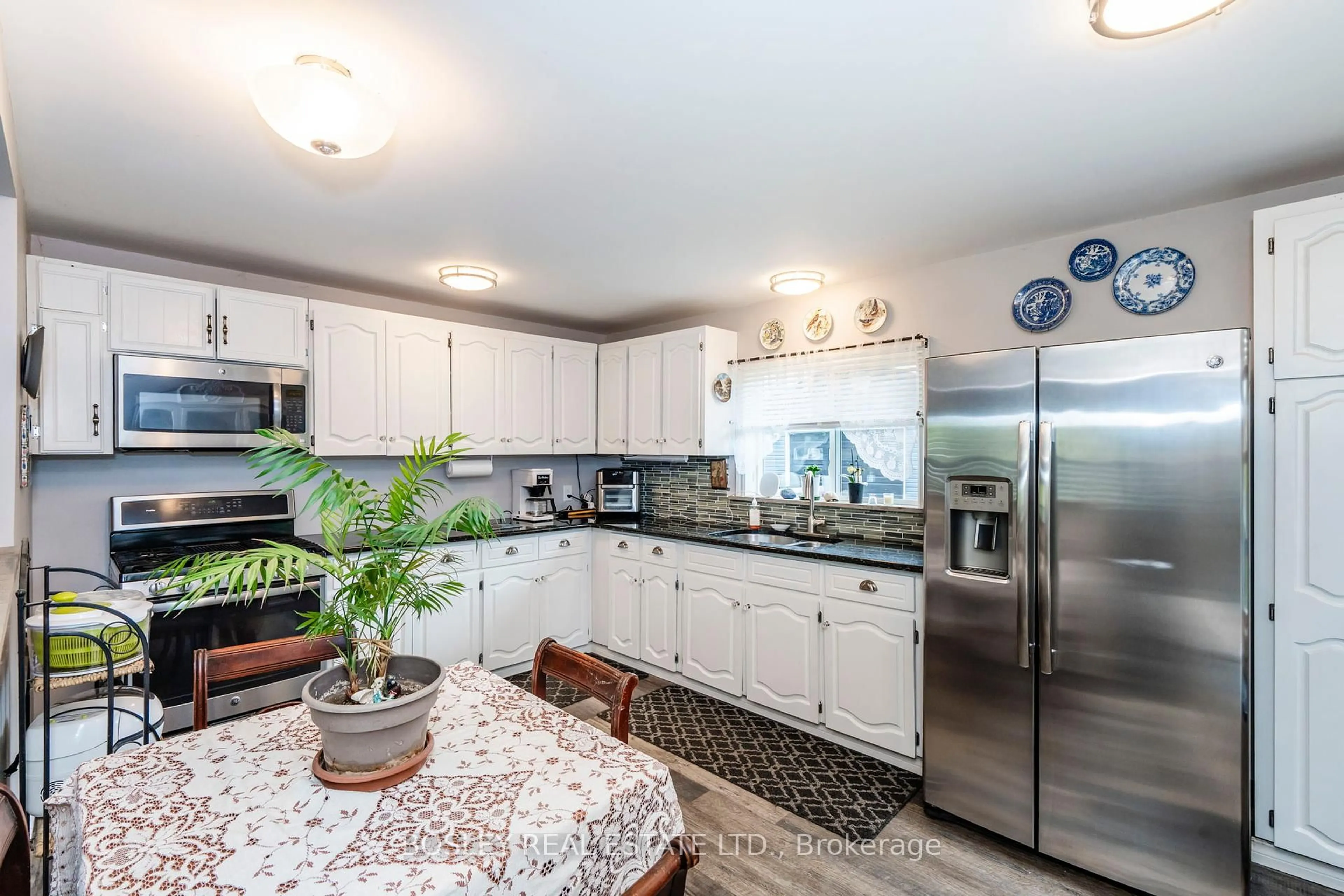 Open concept kitchen, ceramic/tile floor for 976 Yonge St, Midland Ontario L4R 2E7