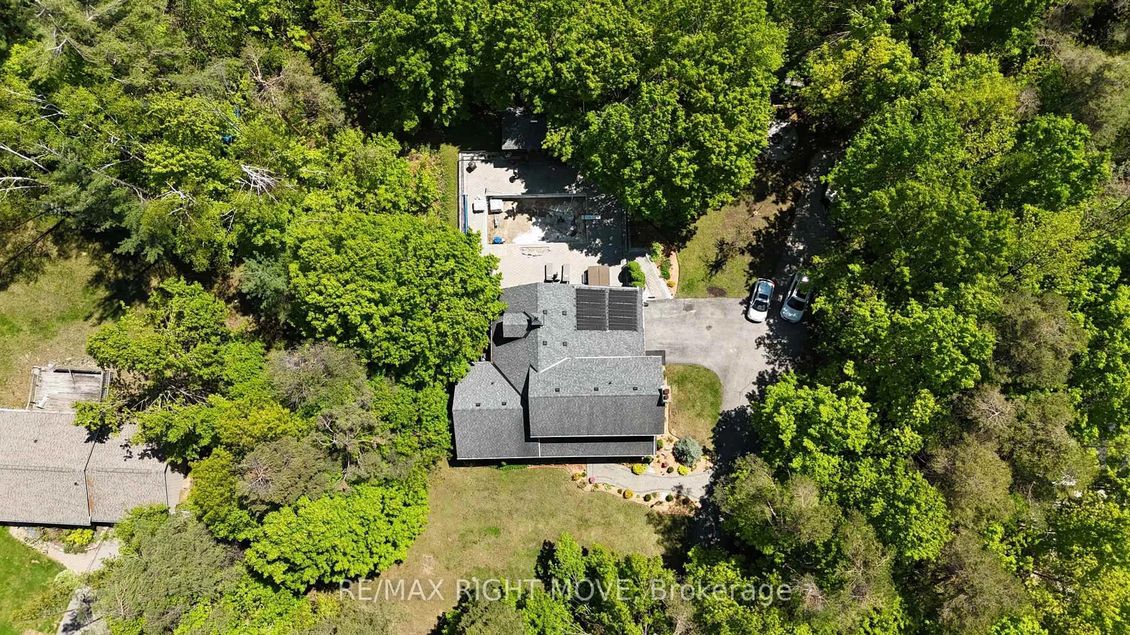 A pic from outside/outdoor area/front of a property/back of a property/a pic from drone, street for 1897 Marchmont Rd, Severn Ontario L3V 6H2