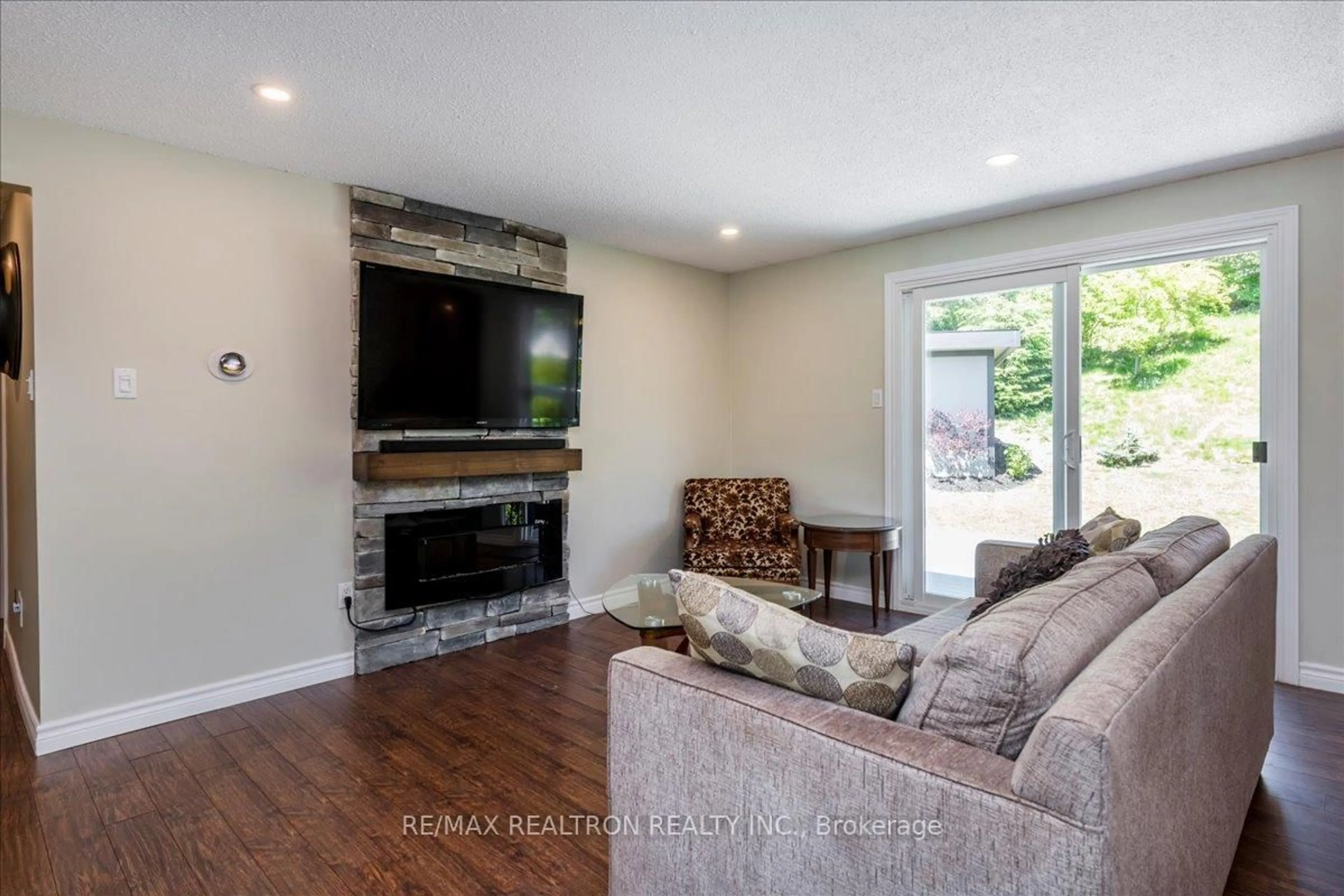 Living room with furniture, unknown for 196 Edgehill Dr, Barrie Ontario L4N 1M1