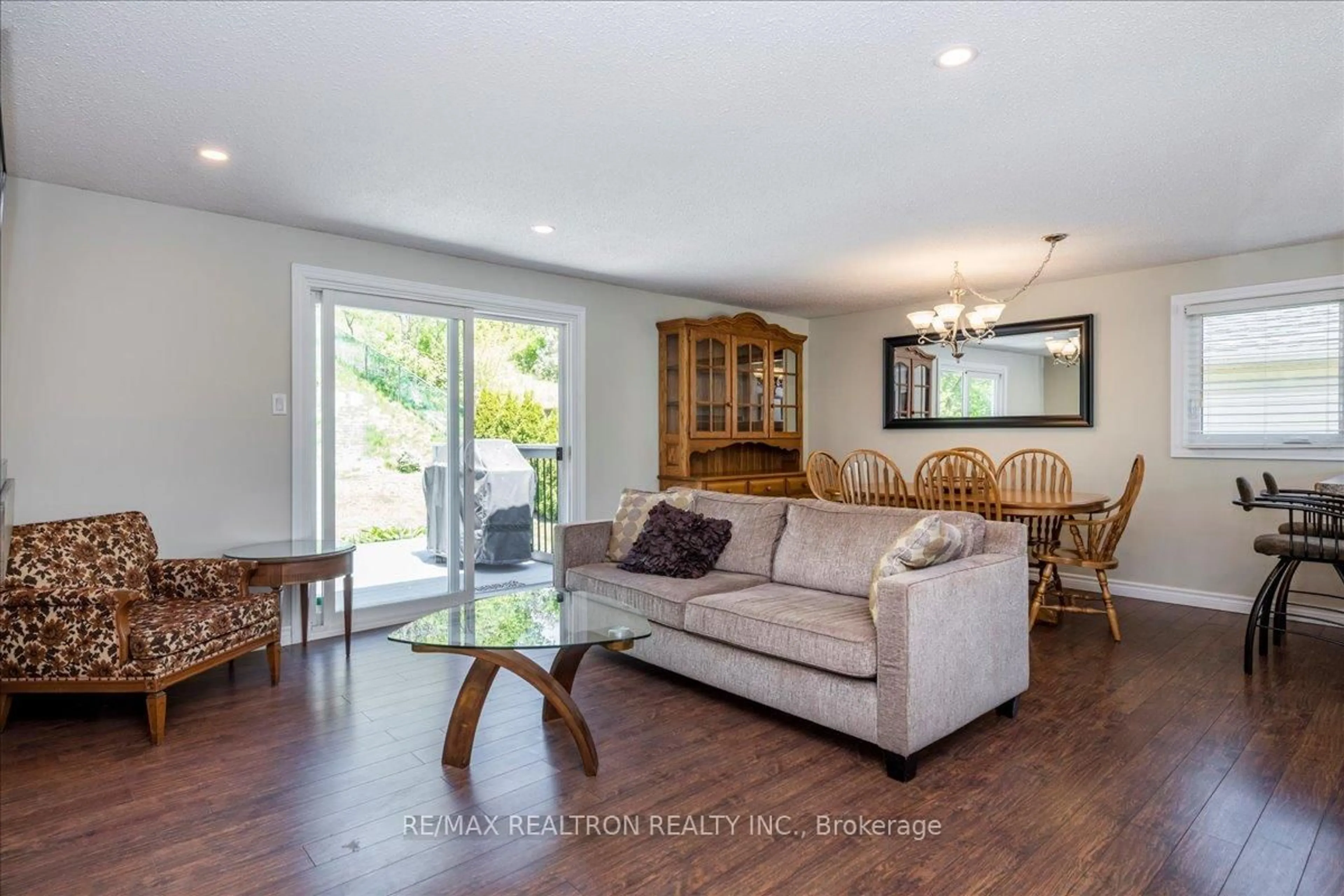 Living room with furniture, wood/laminate floor for 196 Edgehill Dr, Barrie Ontario L4N 1M1