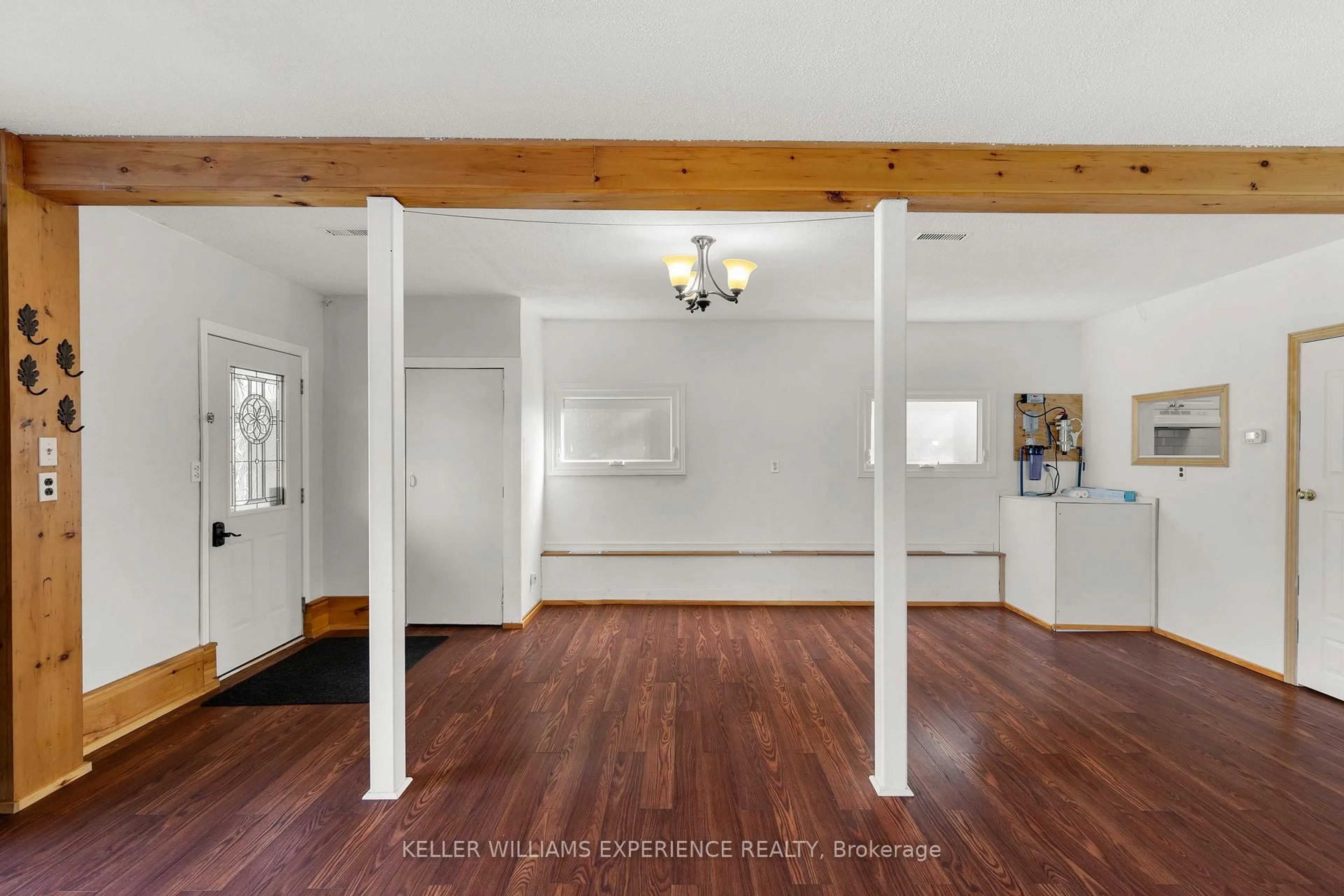 Indoor foyer for 3 Courtland St, Orillia Ontario L3V 1A4