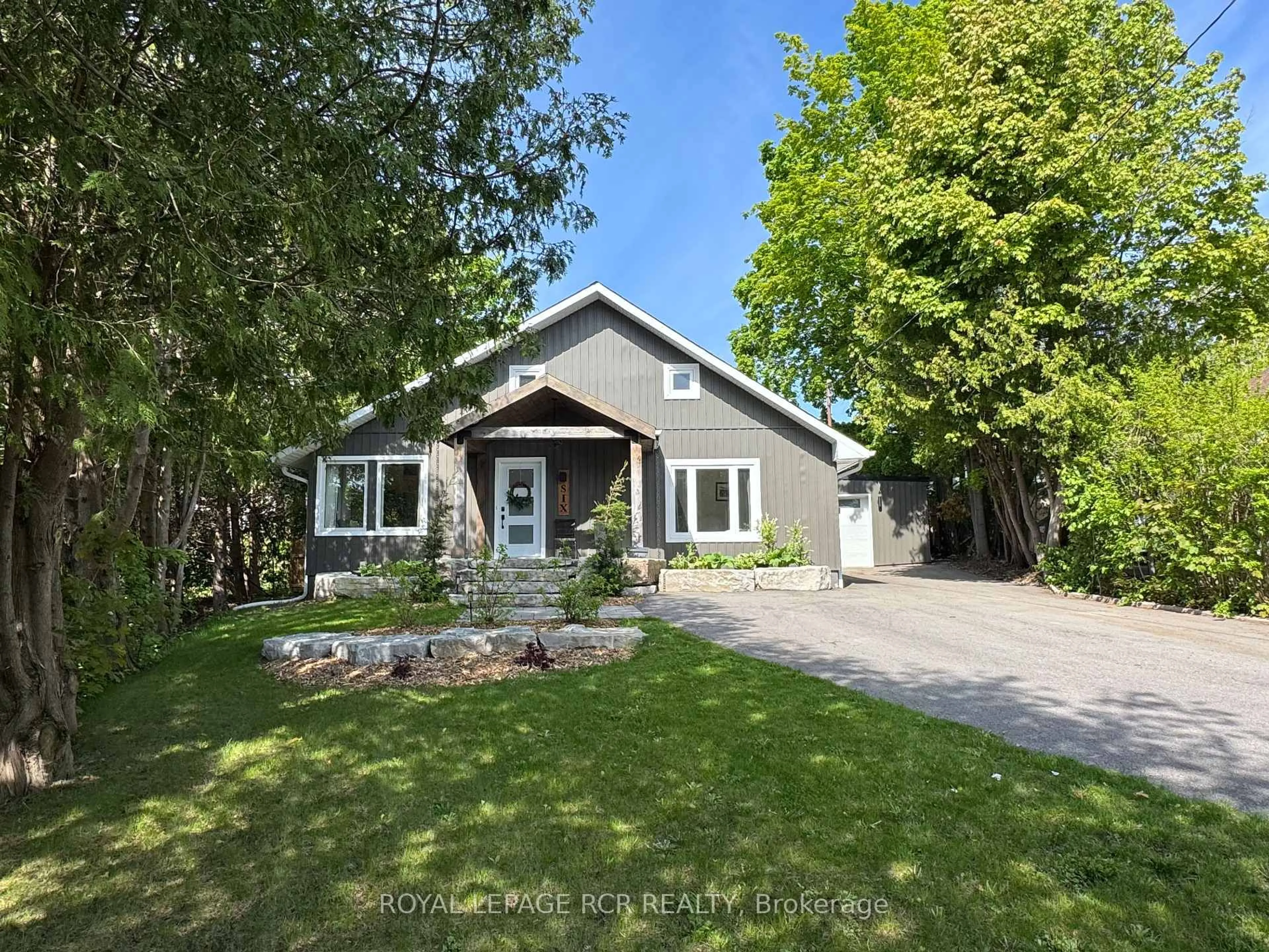 A pic from outside/outdoor area/front of a property/back of a property/a pic from drone, street for 6 Downsview Dr, Barrie Ontario L4M 4P5