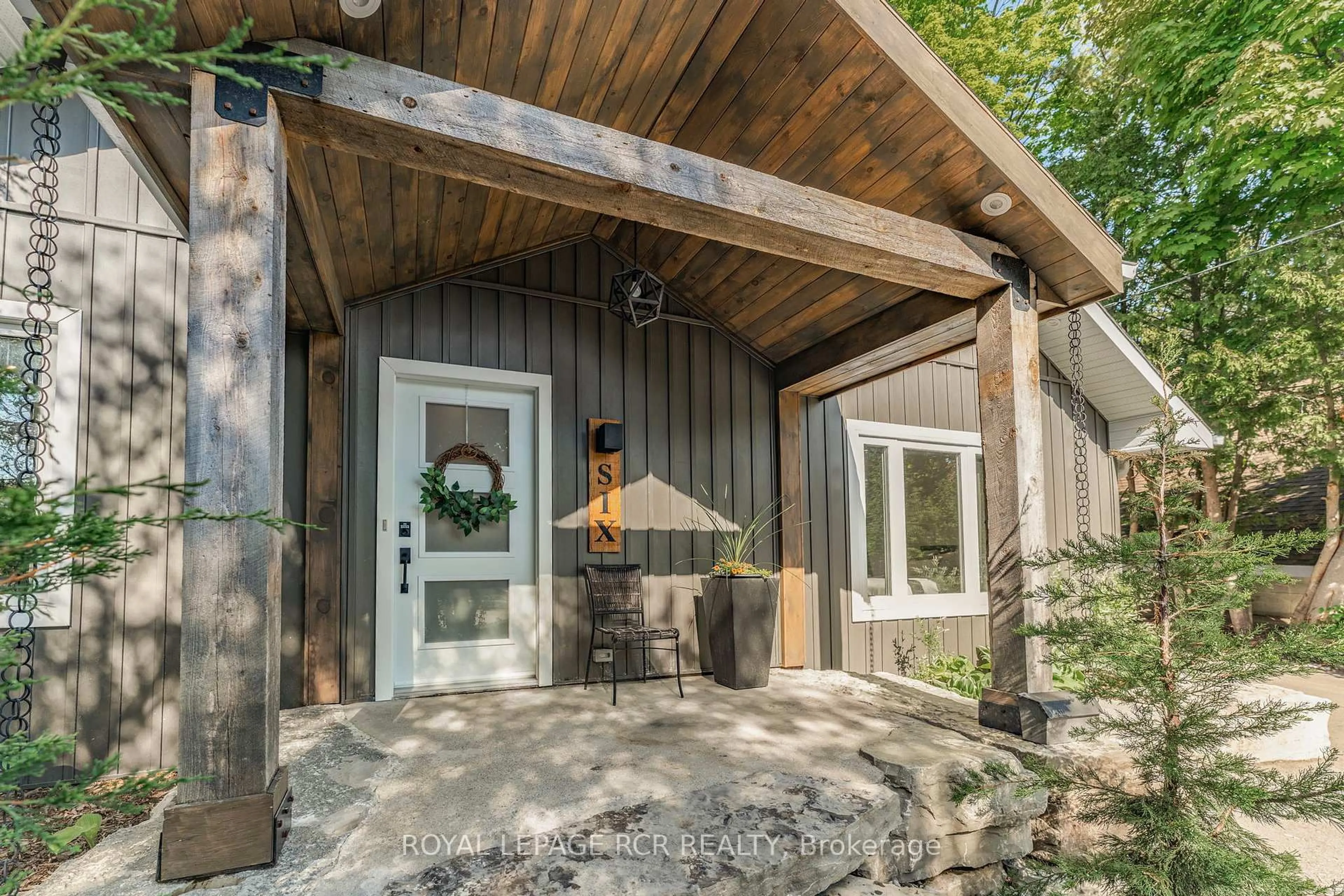 Indoor entryway for 6 Downsview Dr, Barrie Ontario L4M 4P5
