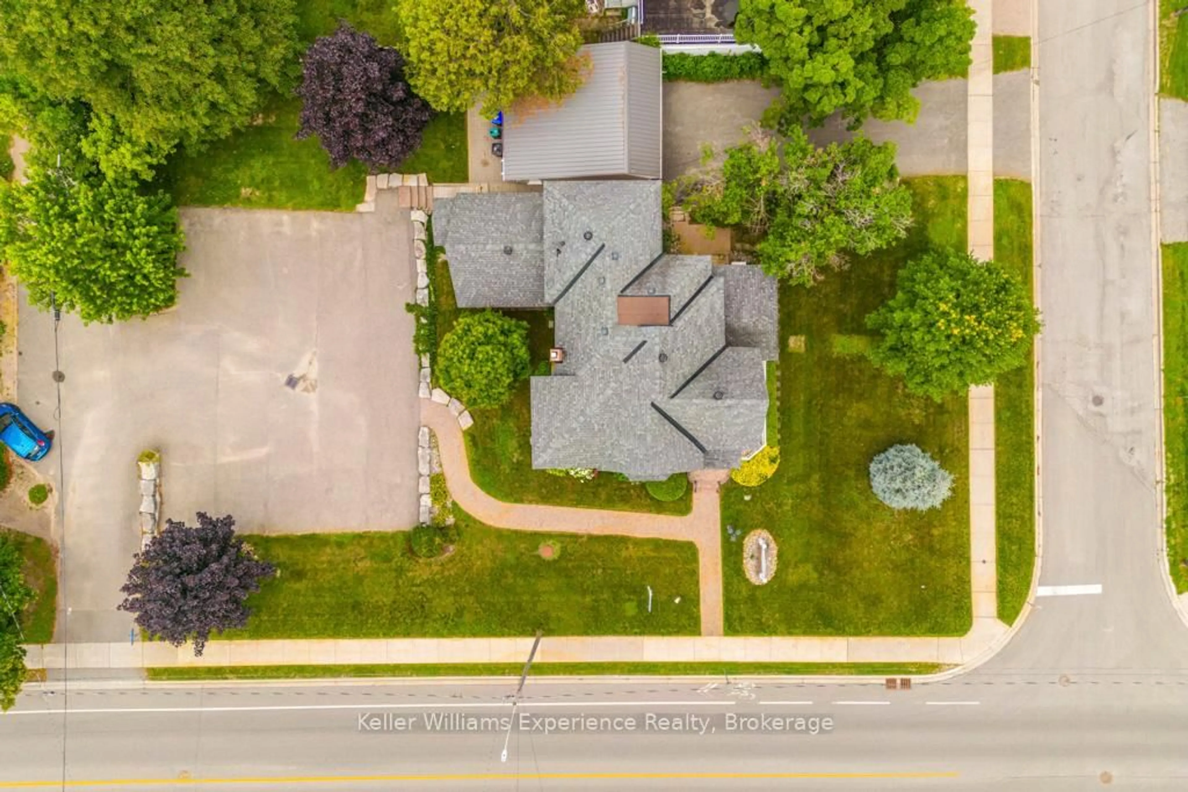 A pic from outside/outdoor area/front of a property/back of a property/a pic from drone, street for 600 HUGEL Ave, Midland Ontario L4R 1W4