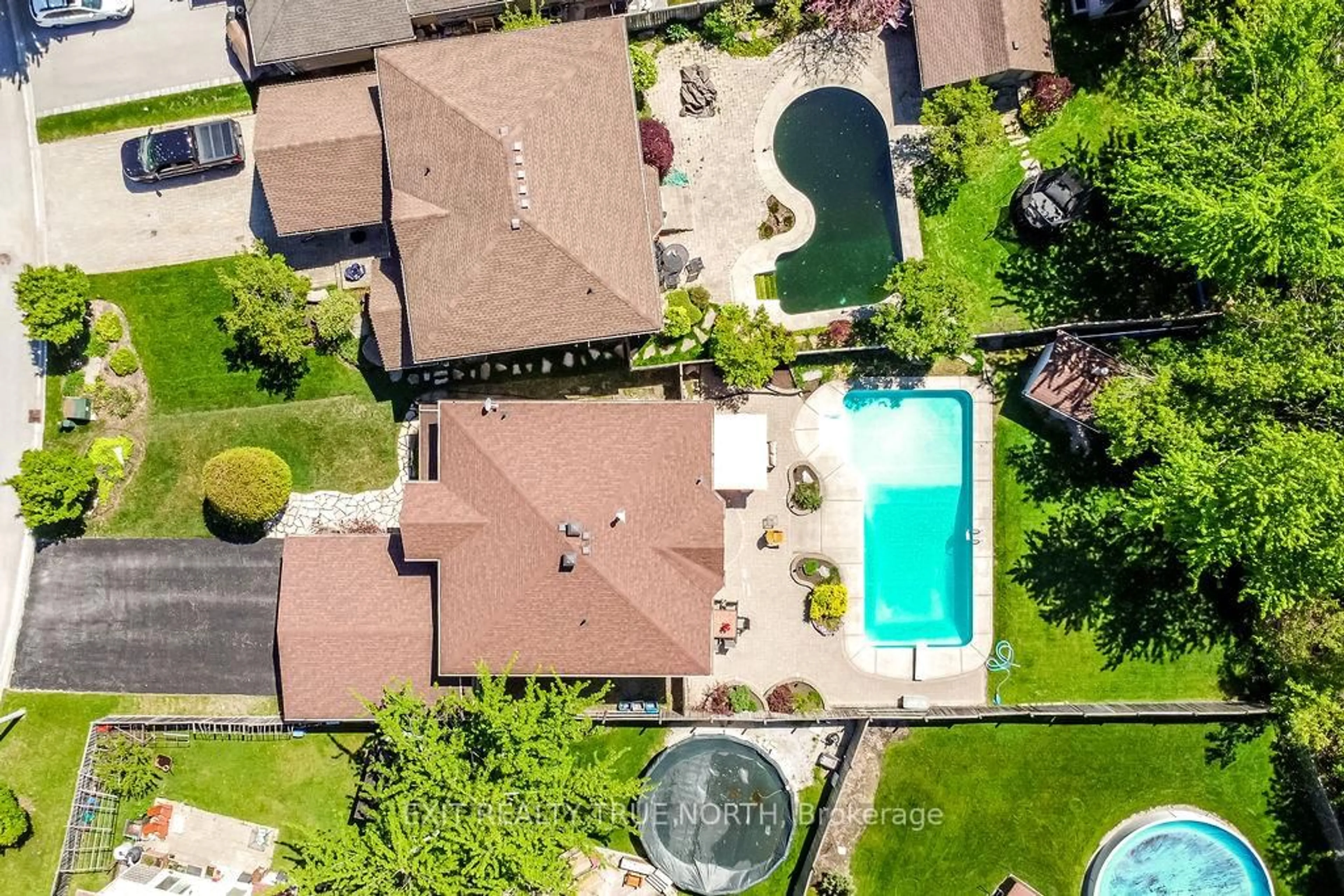 A pic from outside/outdoor area/front of a property/back of a property/a pic from drone, unknown for 5 Newberry Crt, Barrie Ontario L4N 0M9
