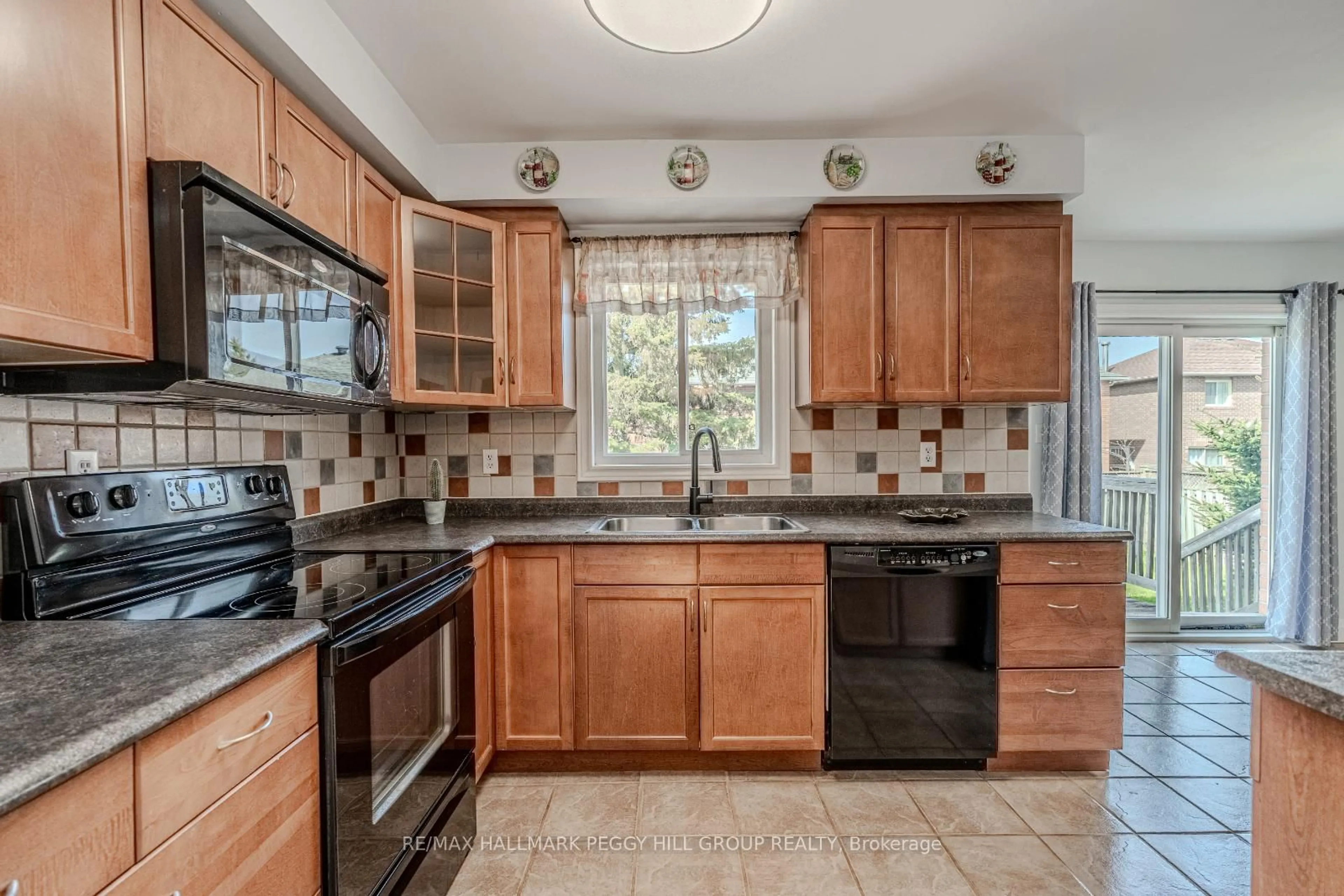 Standard kitchen, ceramic/tile floor for 6 McDougall Dr, Barrie Ontario L4N 7J1