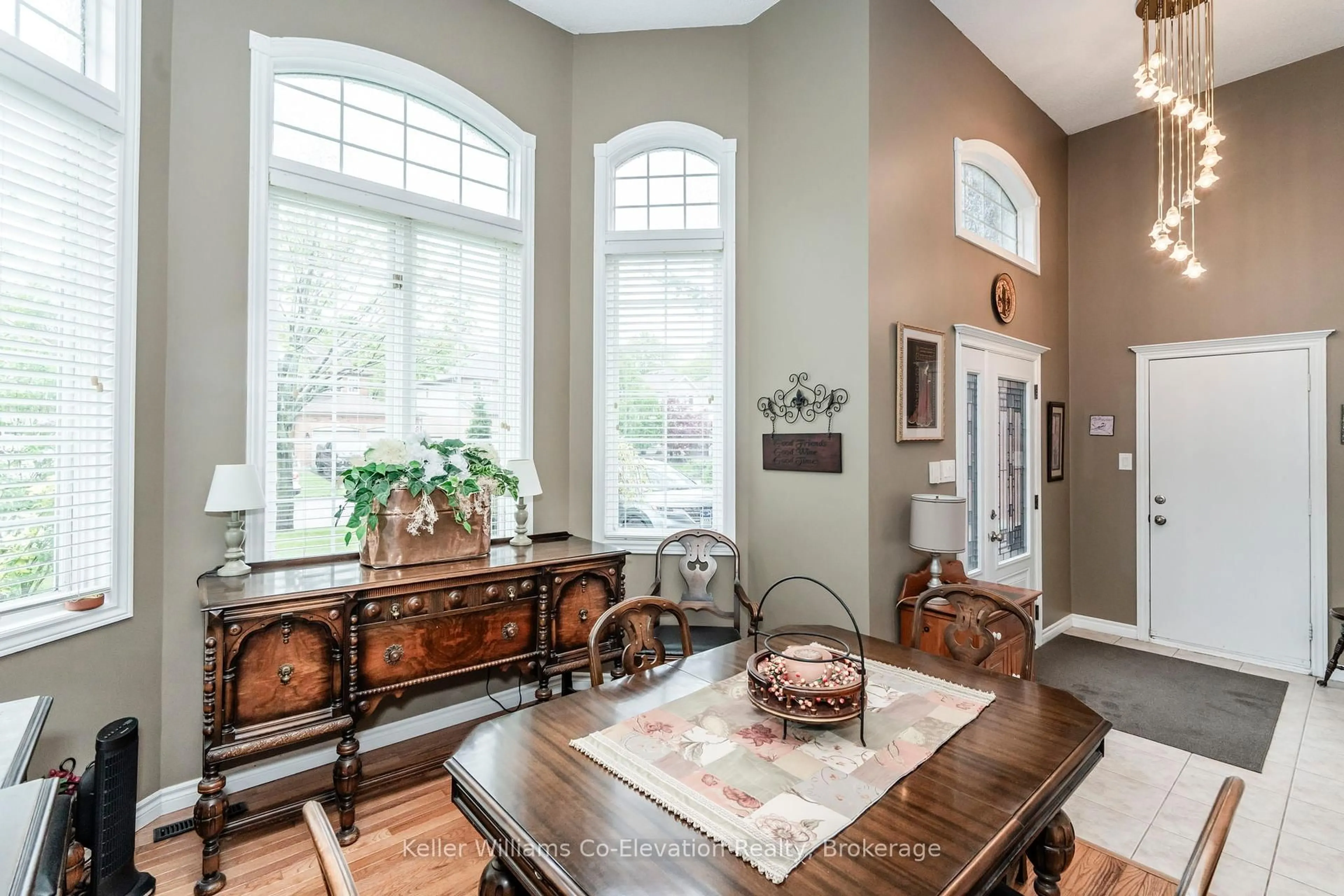 Dining room, ceramic/tile floor for 33 Allsop Cres, Barrie Ontario L4N 8T7
