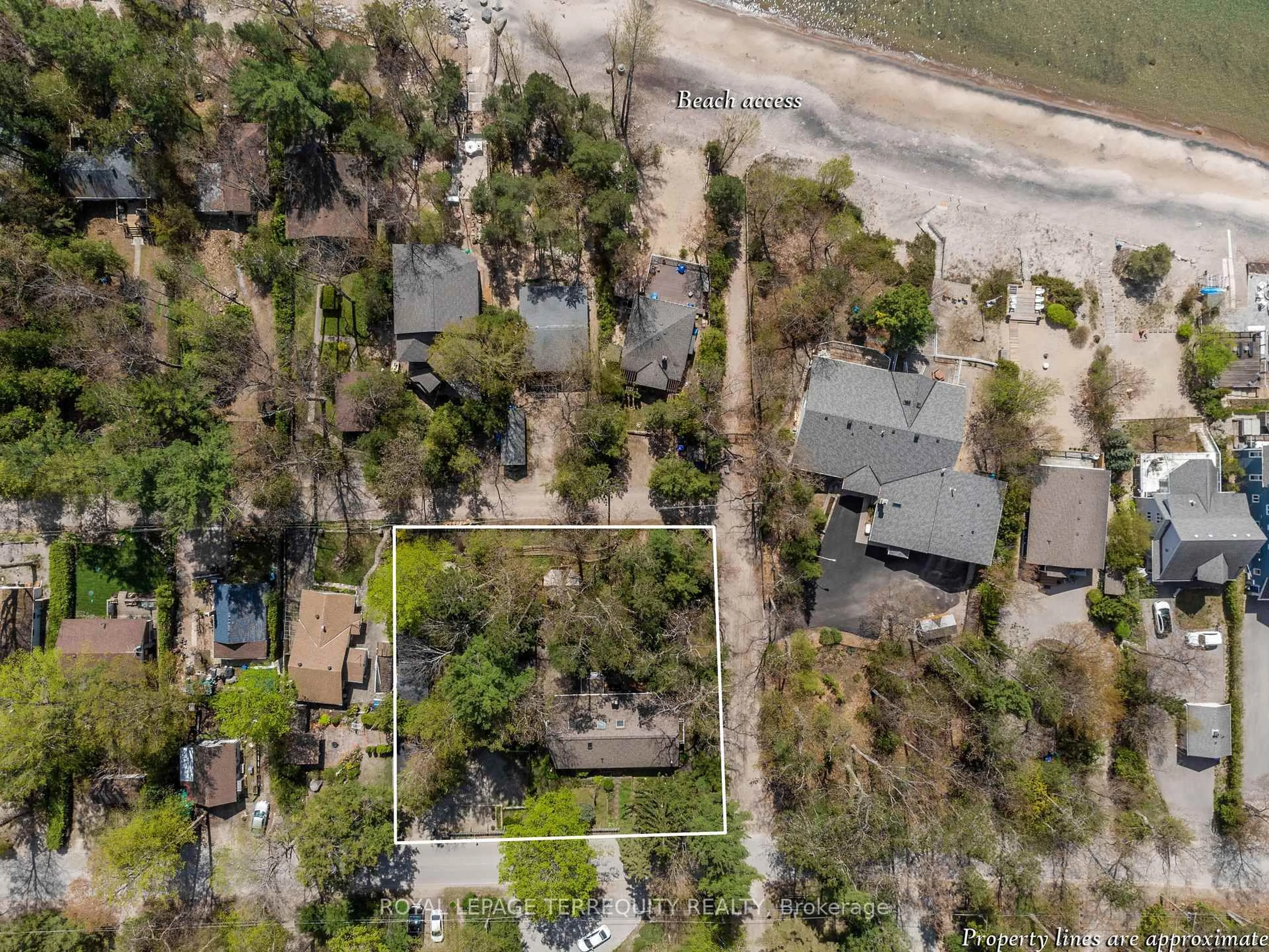 A pic from outside/outdoor area/front of a property/back of a property/a pic from drone, street for 19 Finley Dr, Tiny Ontario L0L 2J0