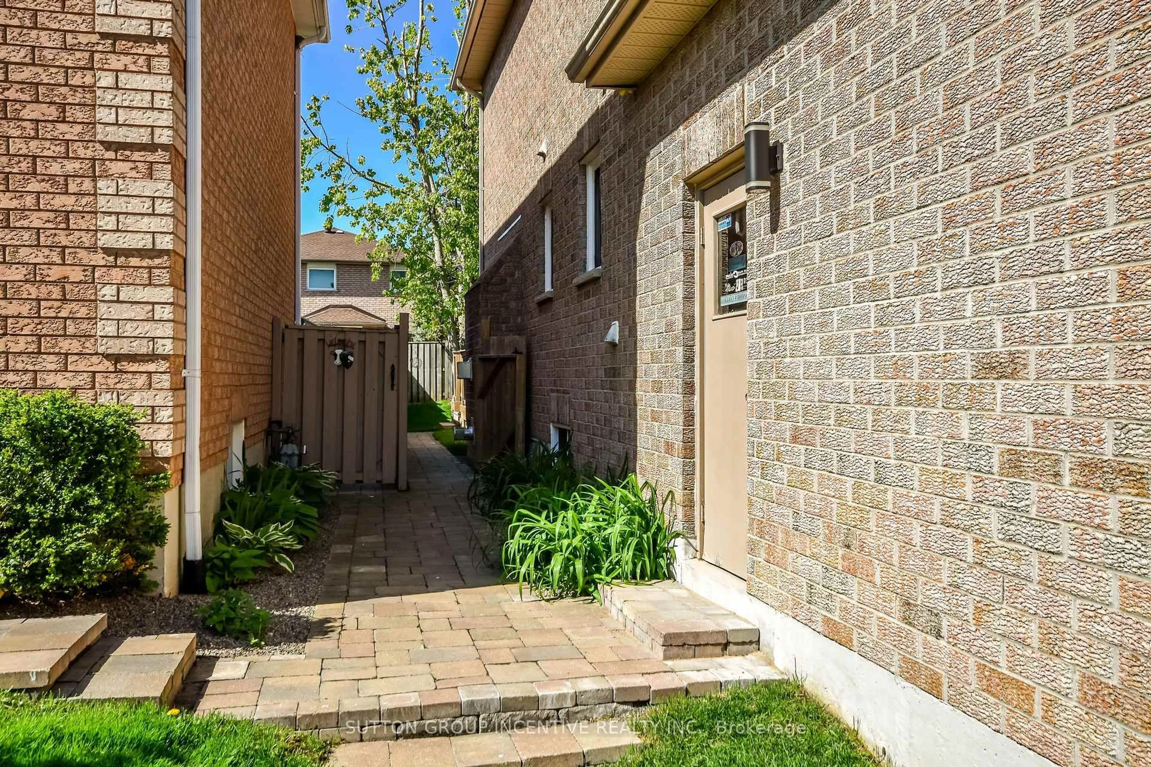 Patio, street for 53 Taylor Dr, Barrie Ontario L4N 8K6