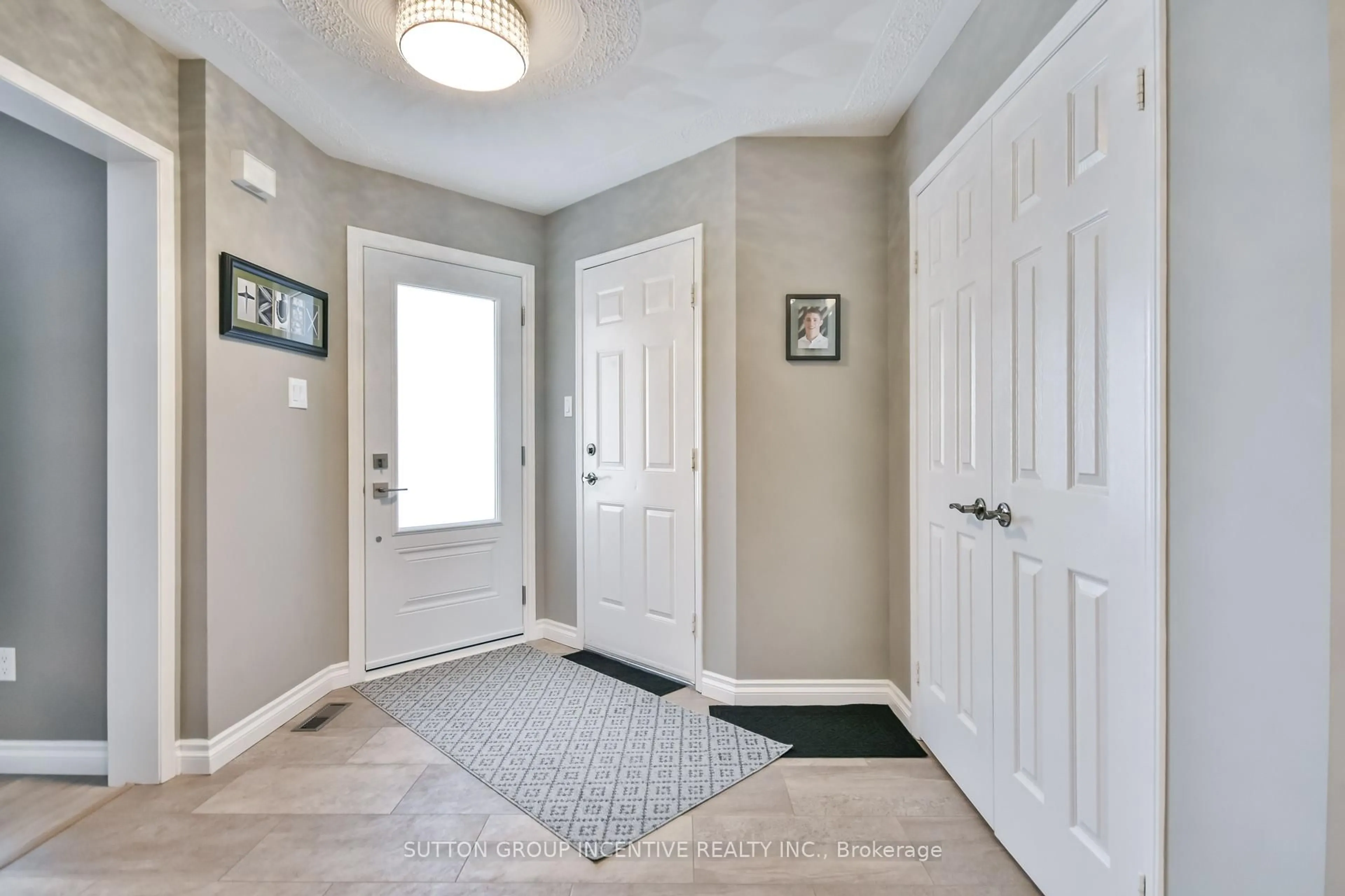 Indoor entryway for 53 Taylor Dr, Barrie Ontario L4N 8K6