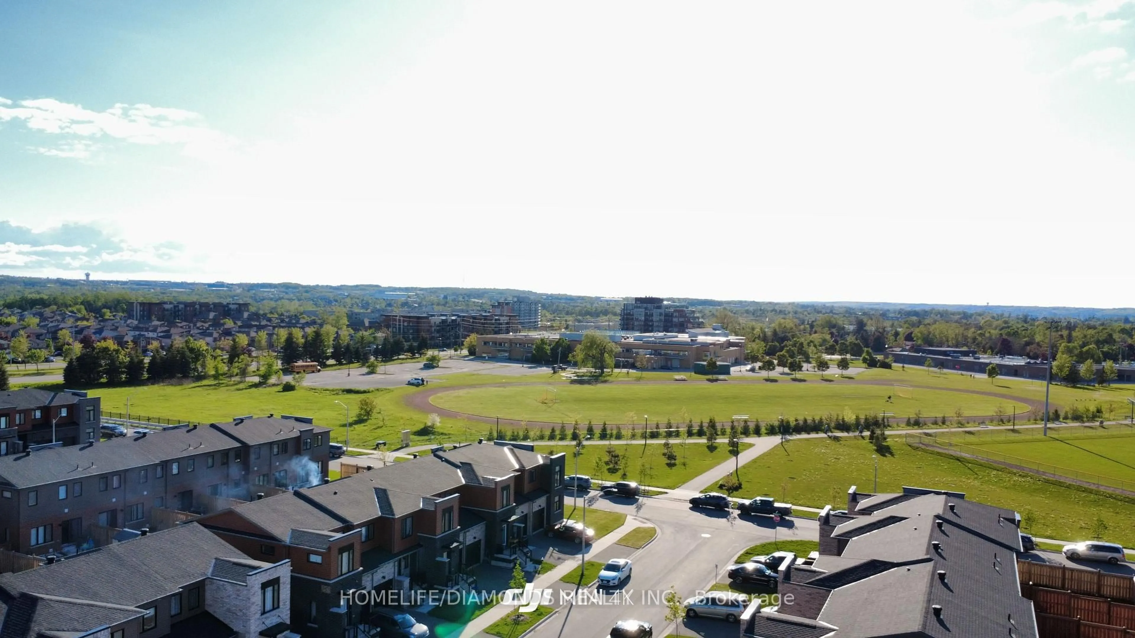 A pic from outside/outdoor area/front of a property/back of a property/a pic from drone, mountain view for 34 WESTWOOD Ave, Barrie Ontario L9J 0M6