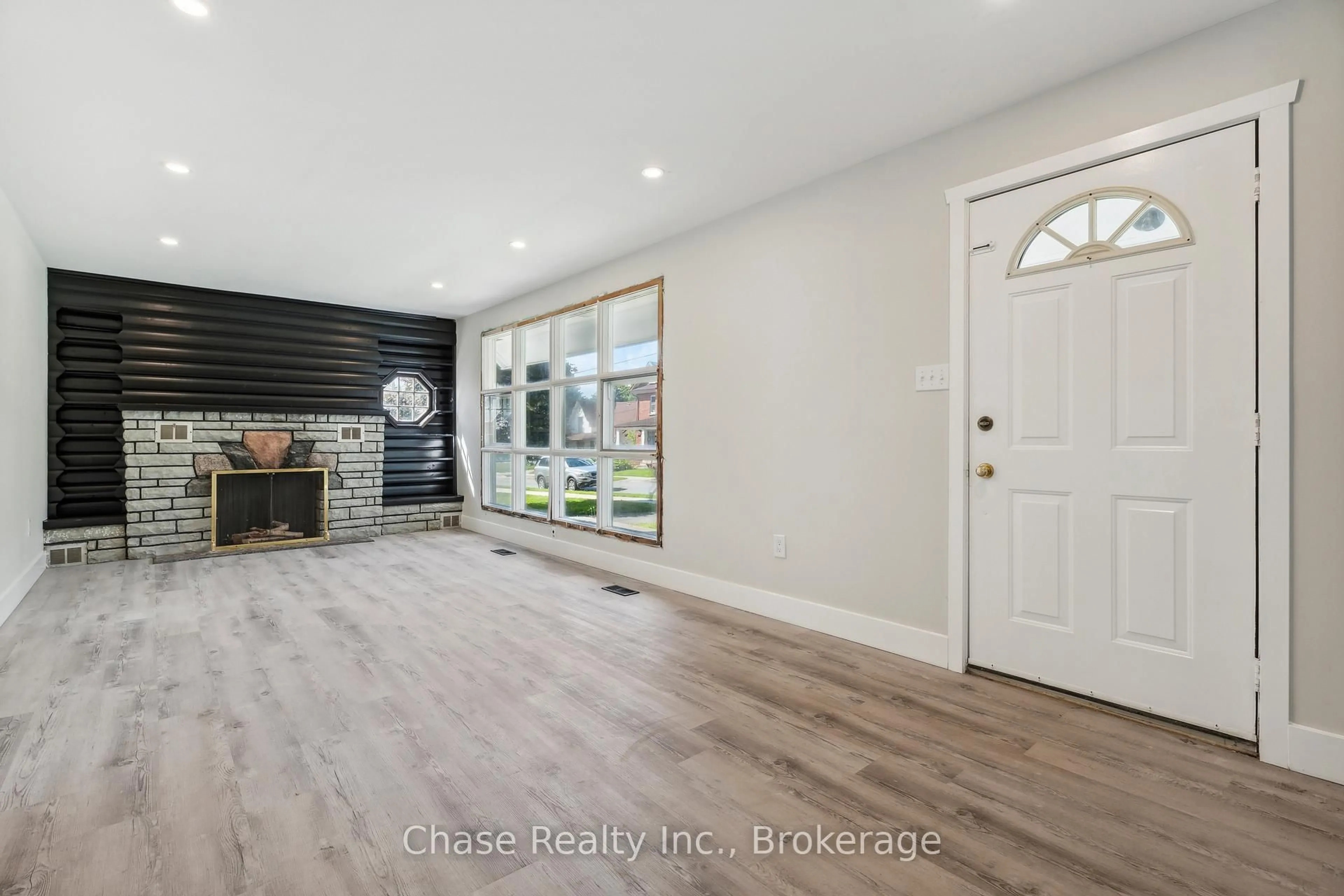 Indoor entryway for 309 Manly St, Midland Ontario L4R 3C7