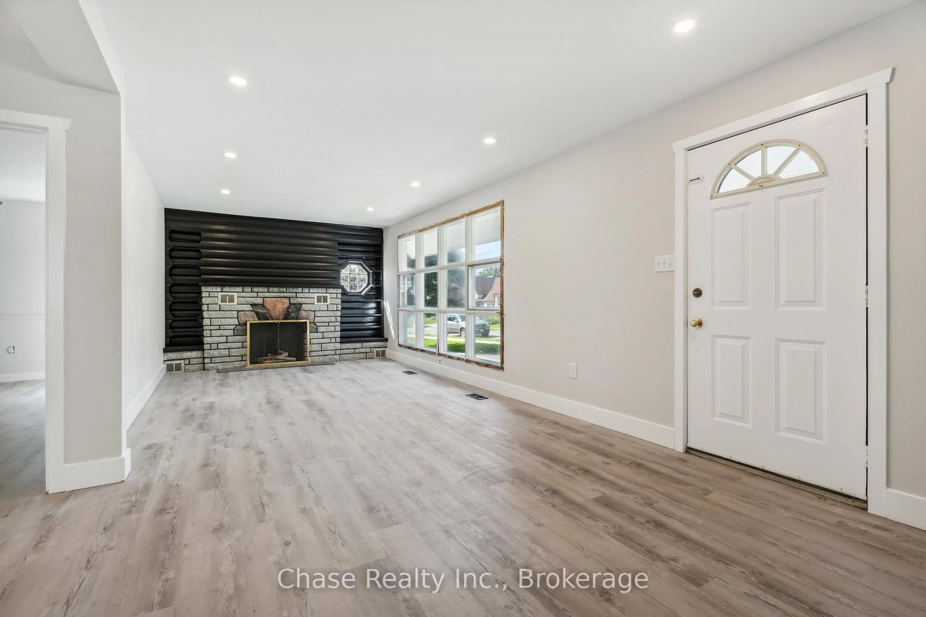 Indoor entryway for 309 Manly St, Midland Ontario L4R 3C7