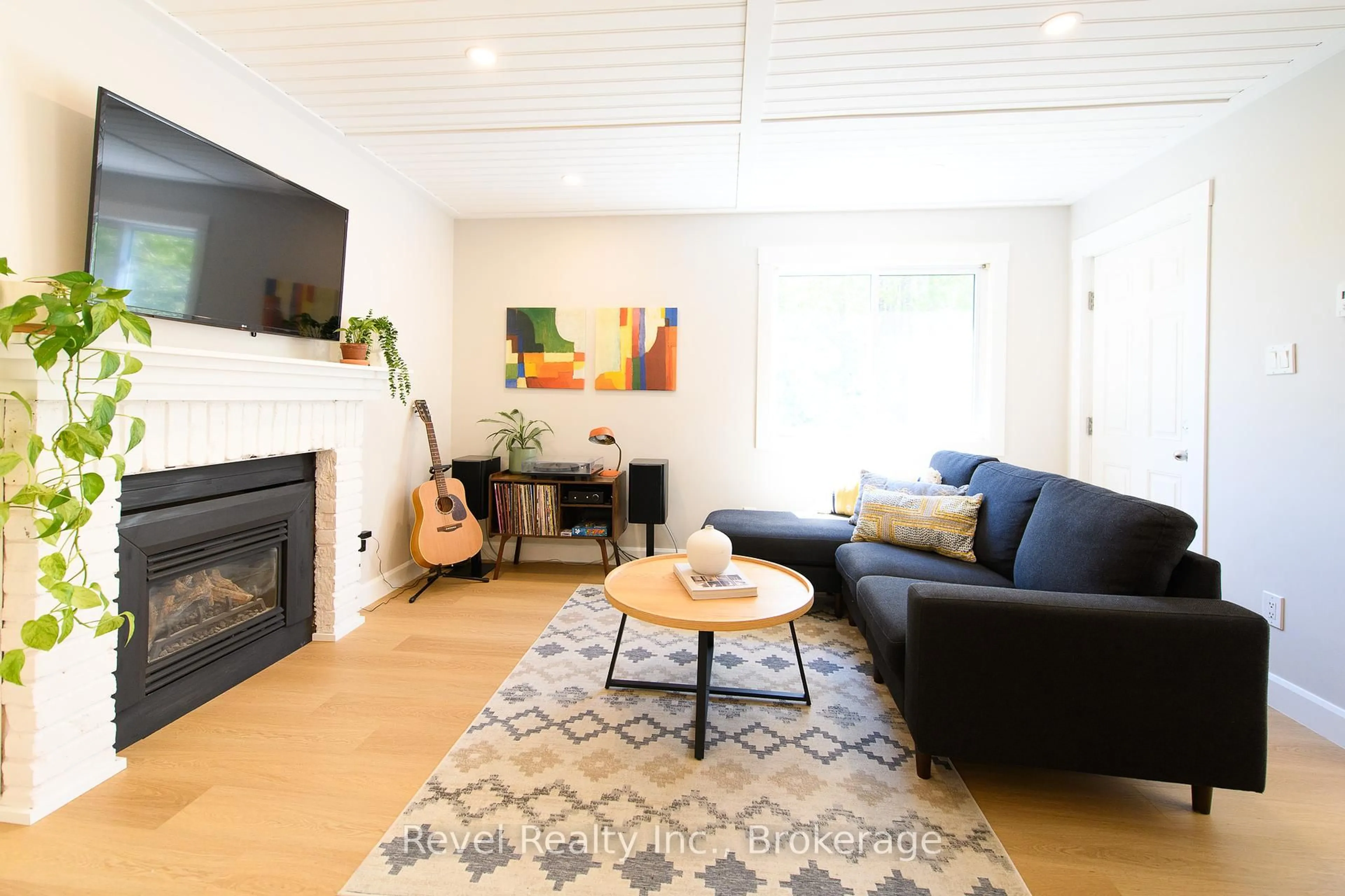 Living room with furniture, wood/laminate floor for 15 Dawson Dr #1, Collingwood Ontario L9Y 5B4