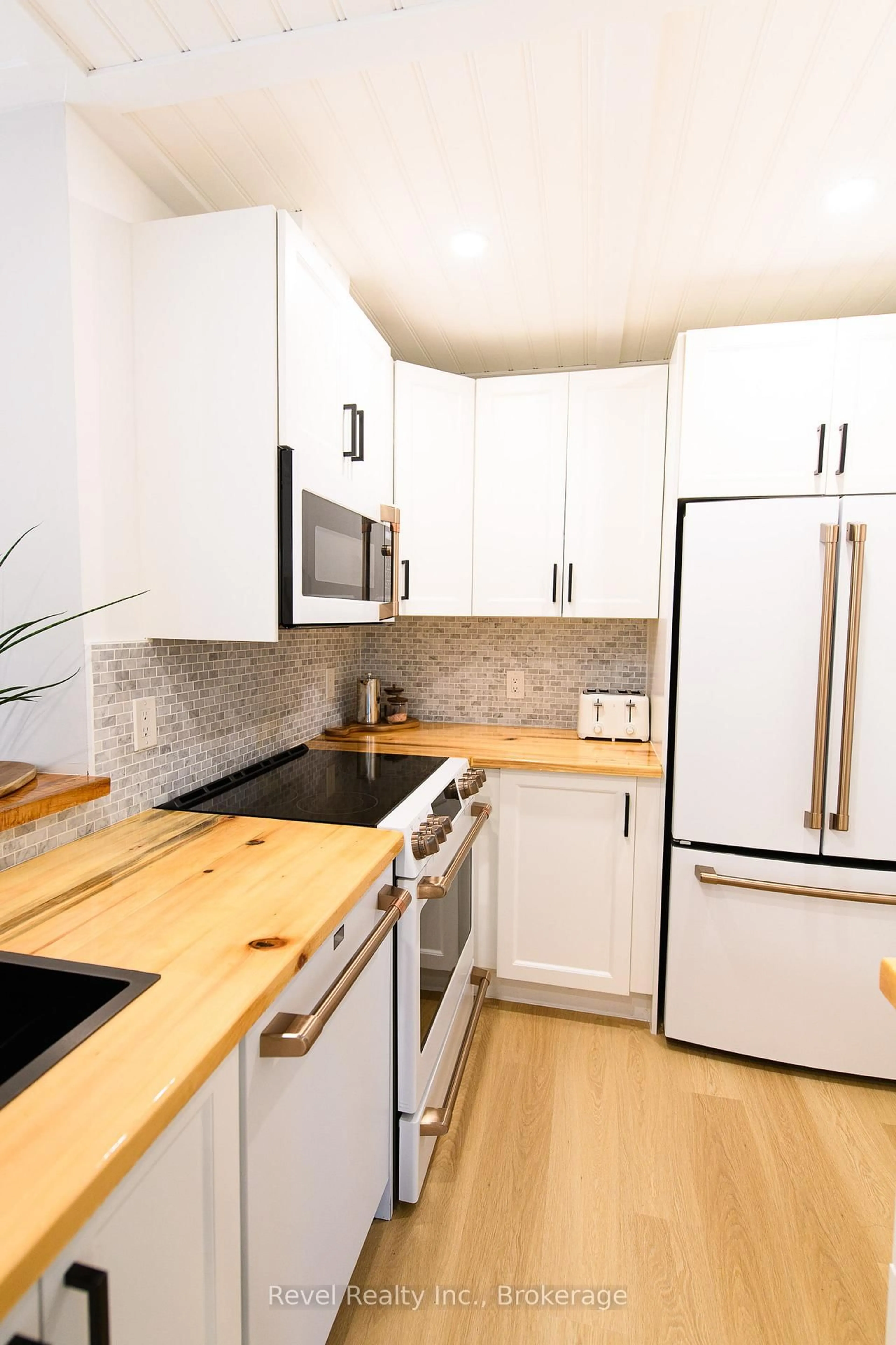 Standard kitchen, wood/laminate floor for 15 Dawson Dr #1, Collingwood Ontario L9Y 5B4