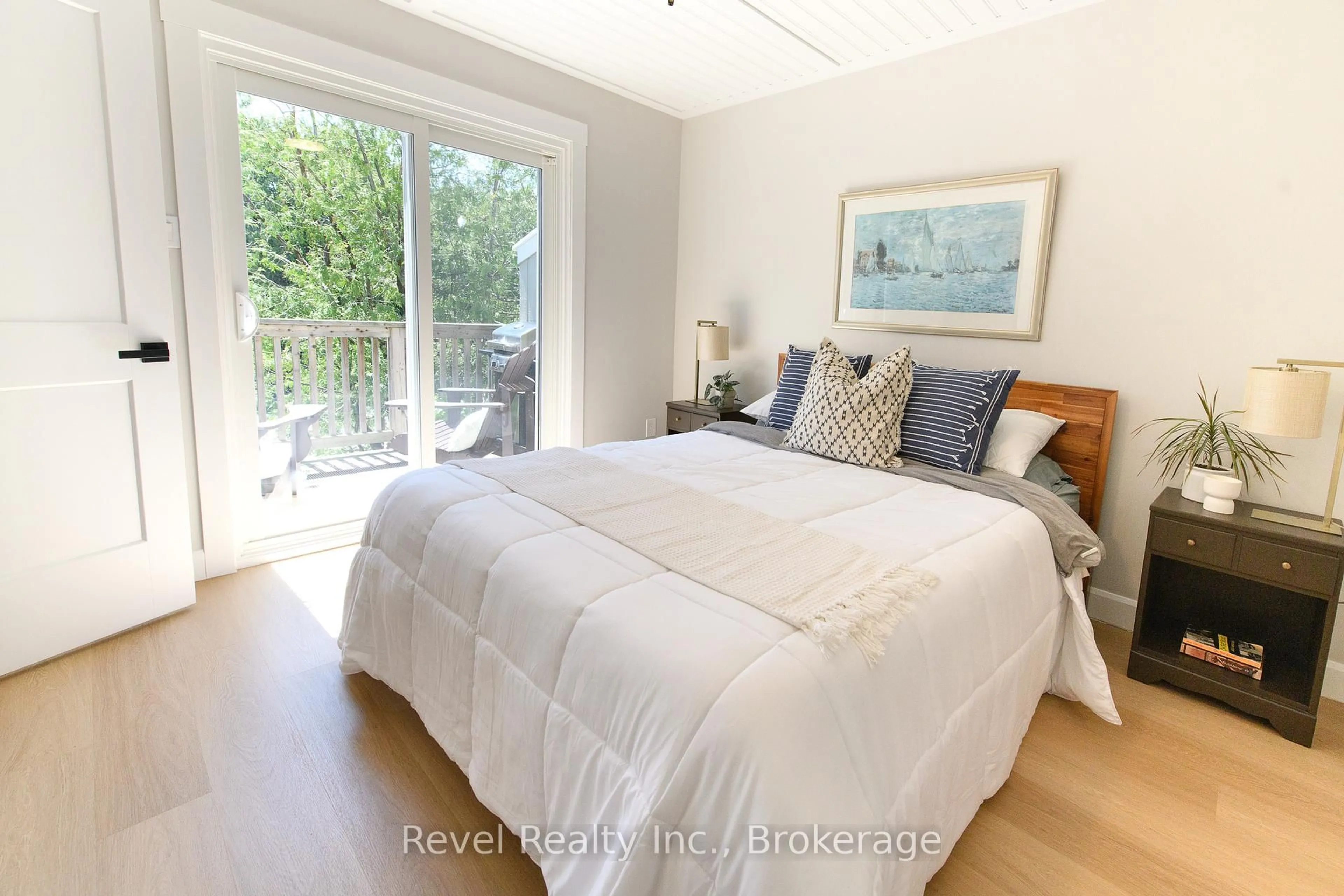 Bedroom with bed, unknown for 15 Dawson Dr #1, Collingwood Ontario L9Y 5B4