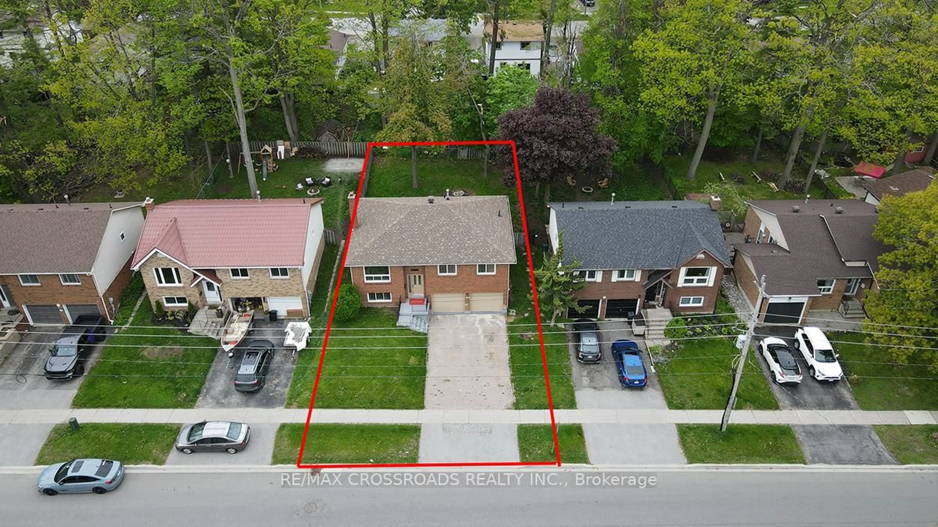 A pic from outside/outdoor area/front of a property/back of a property/a pic from drone, street for 160 letitia St, Barrie Ontario L4N 1P5
