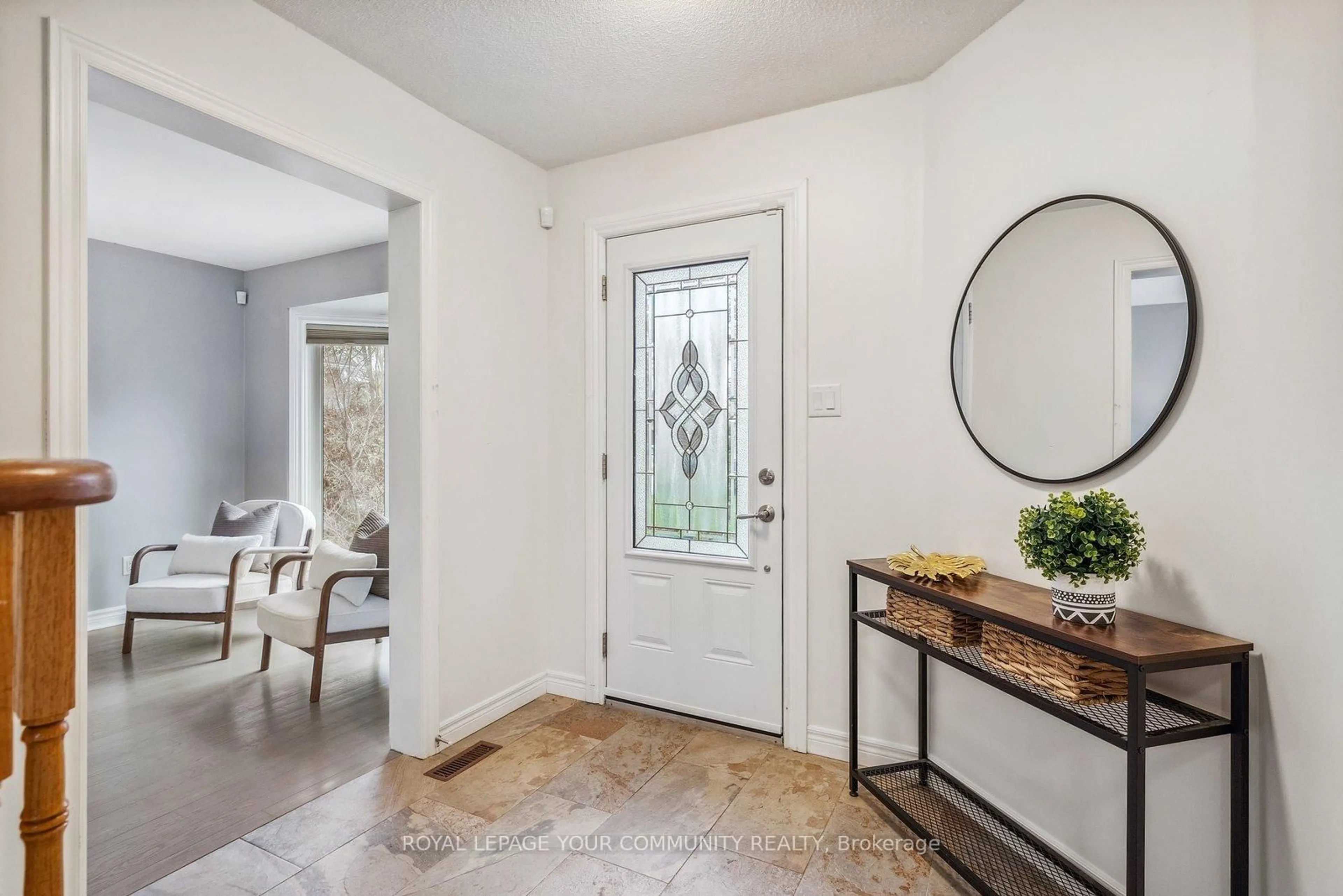 Indoor entryway for 16 Grasett Cres, Barrie Ontario L4N 6Z8