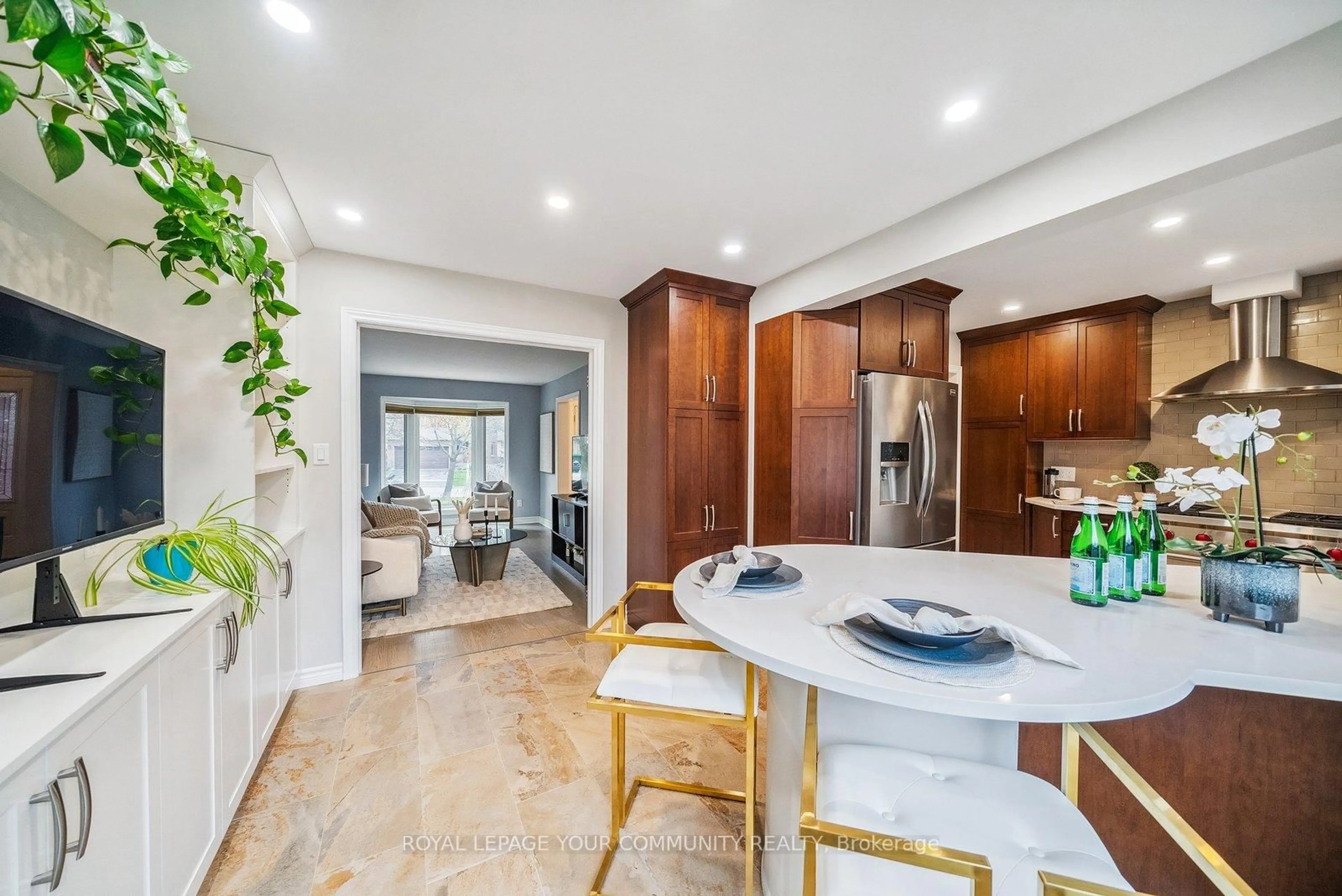 Open concept kitchen, ceramic/tile floor for 16 Grasett Cres, Barrie Ontario L4N 6Z8