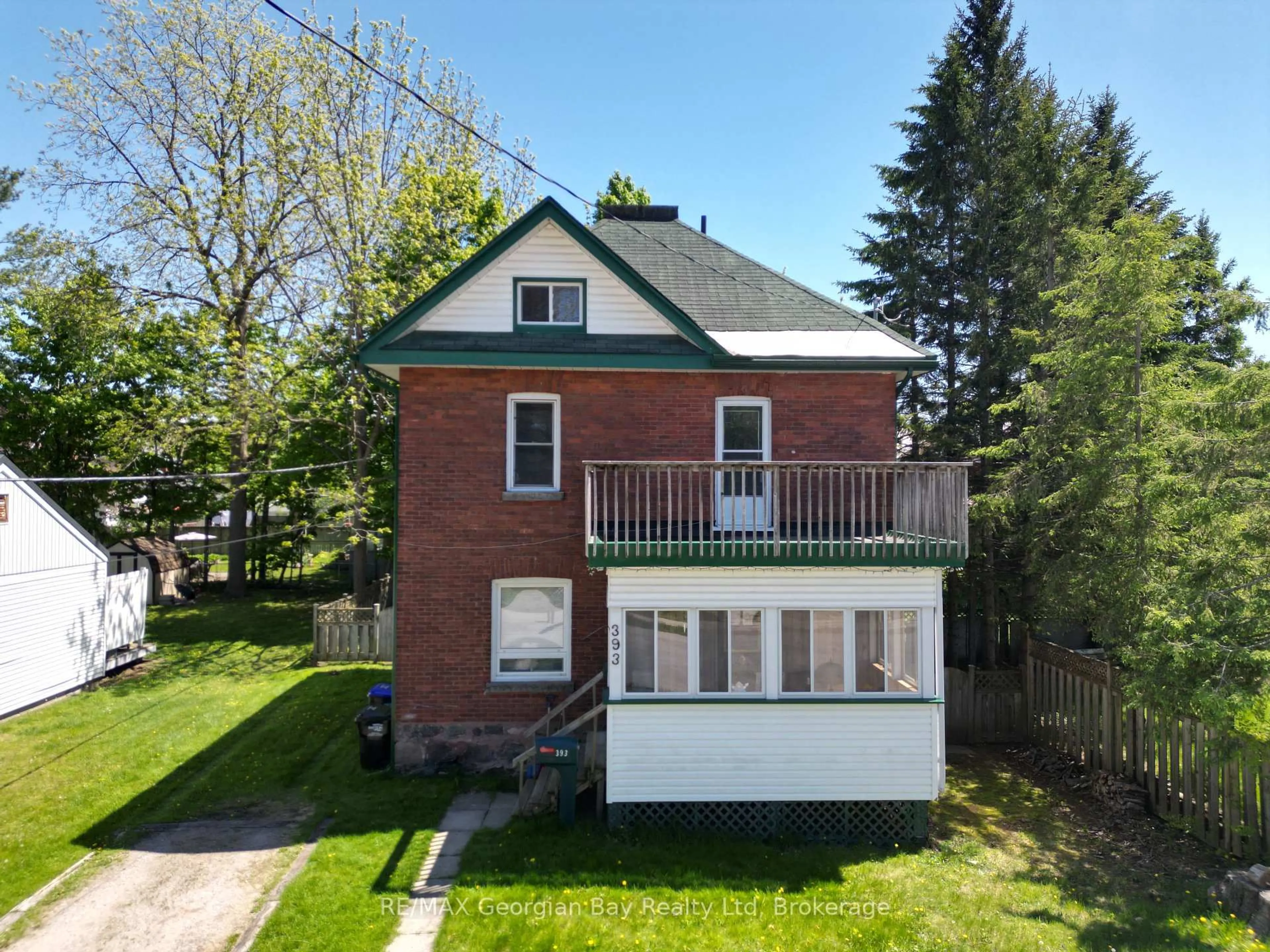 A pic from outside/outdoor area/front of a property/back of a property/a pic from drone, building for 393 Hannah St, Midland Ontario L4R 2G2