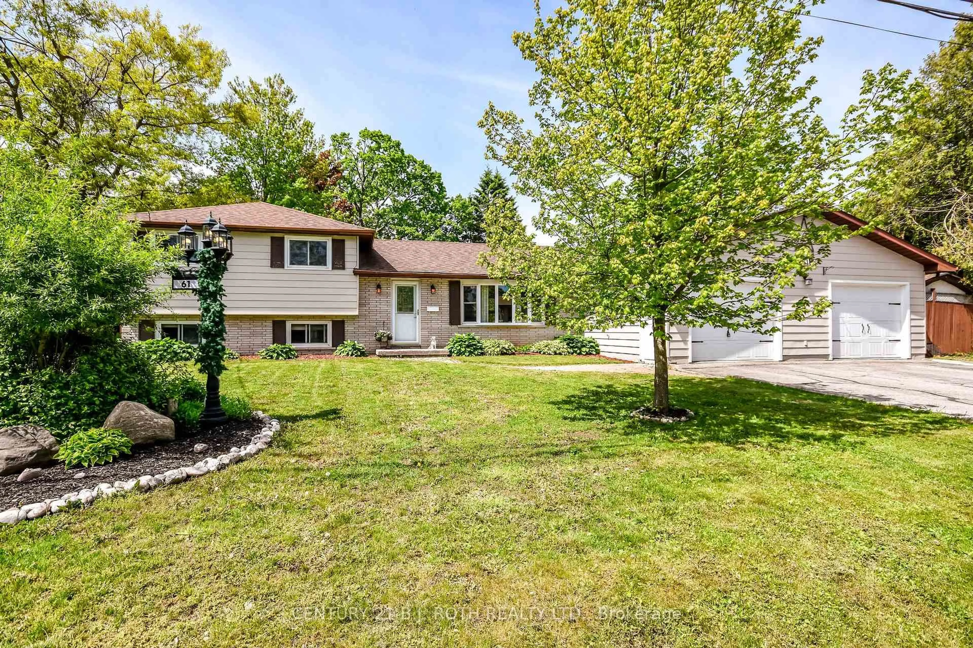 Home with vinyl exterior material, street for 61 Second St, Orillia Ontario L3V 4B3