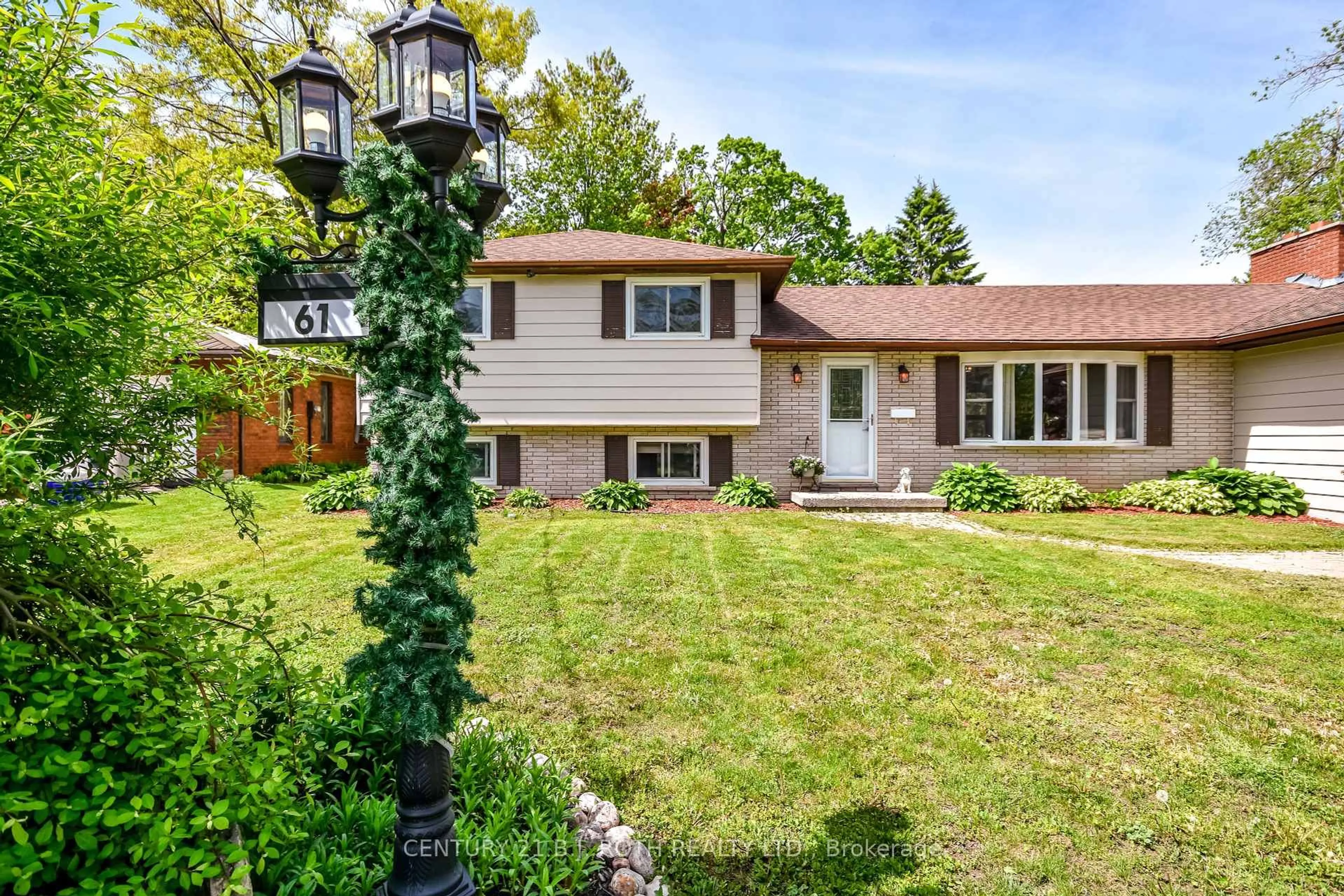 Home with vinyl exterior material, street for 61 Second St, Orillia Ontario L3V 4B3