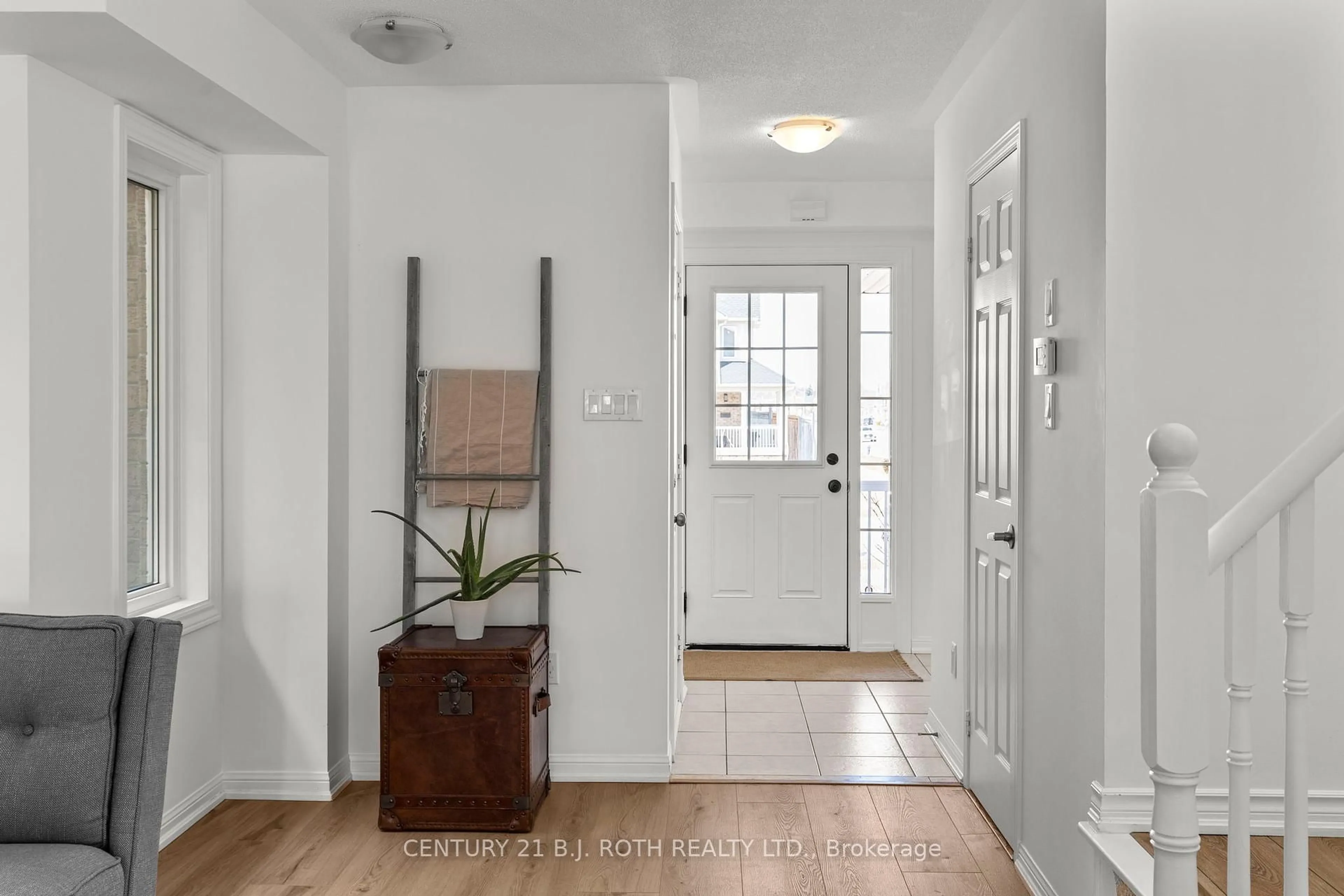 Indoor entryway for 114 Majesty Blvd, Barrie Ontario L4M 0E5