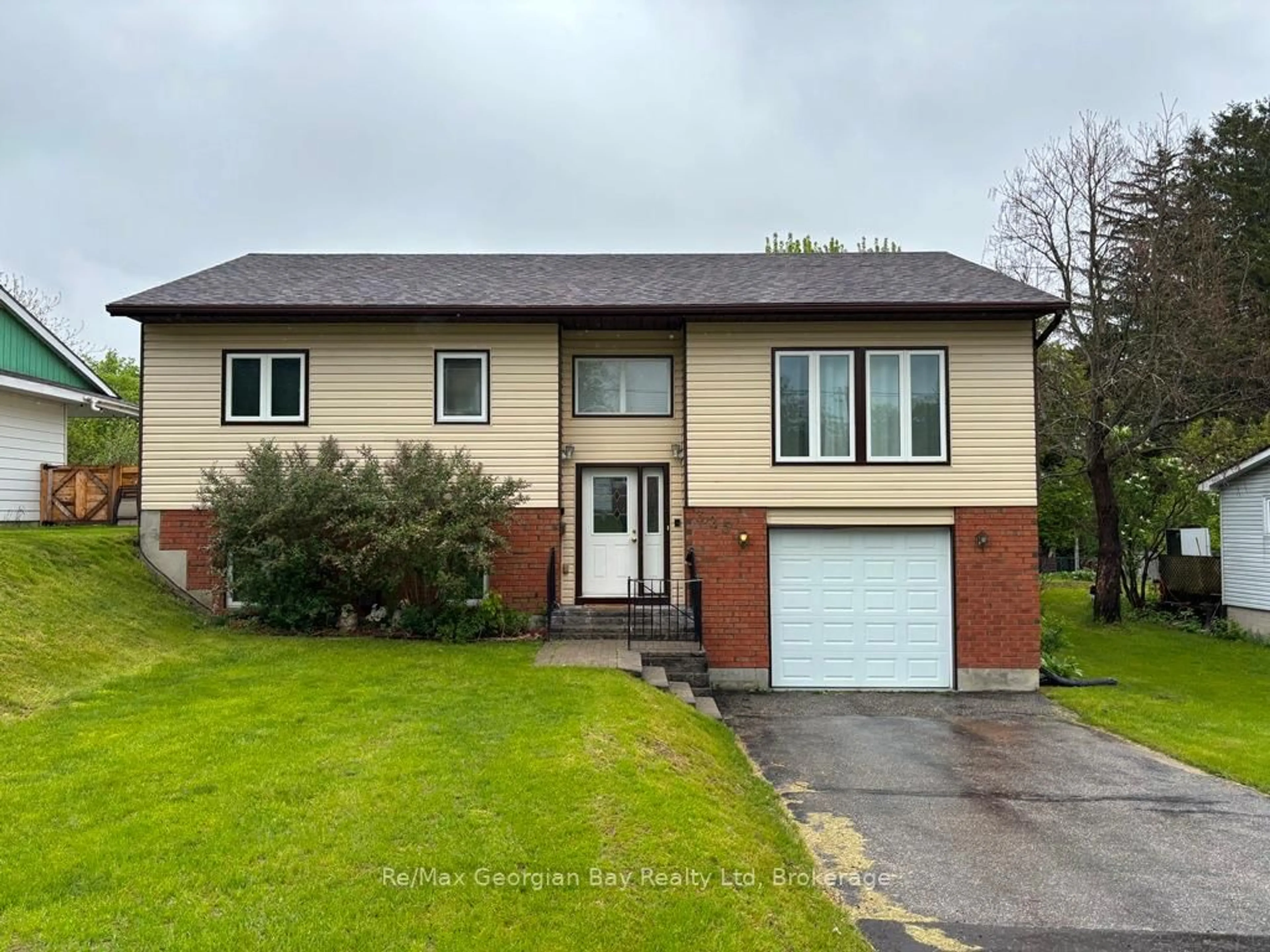 Unknown for 325 OUIDA St, Tay Ontario L0K 2C0