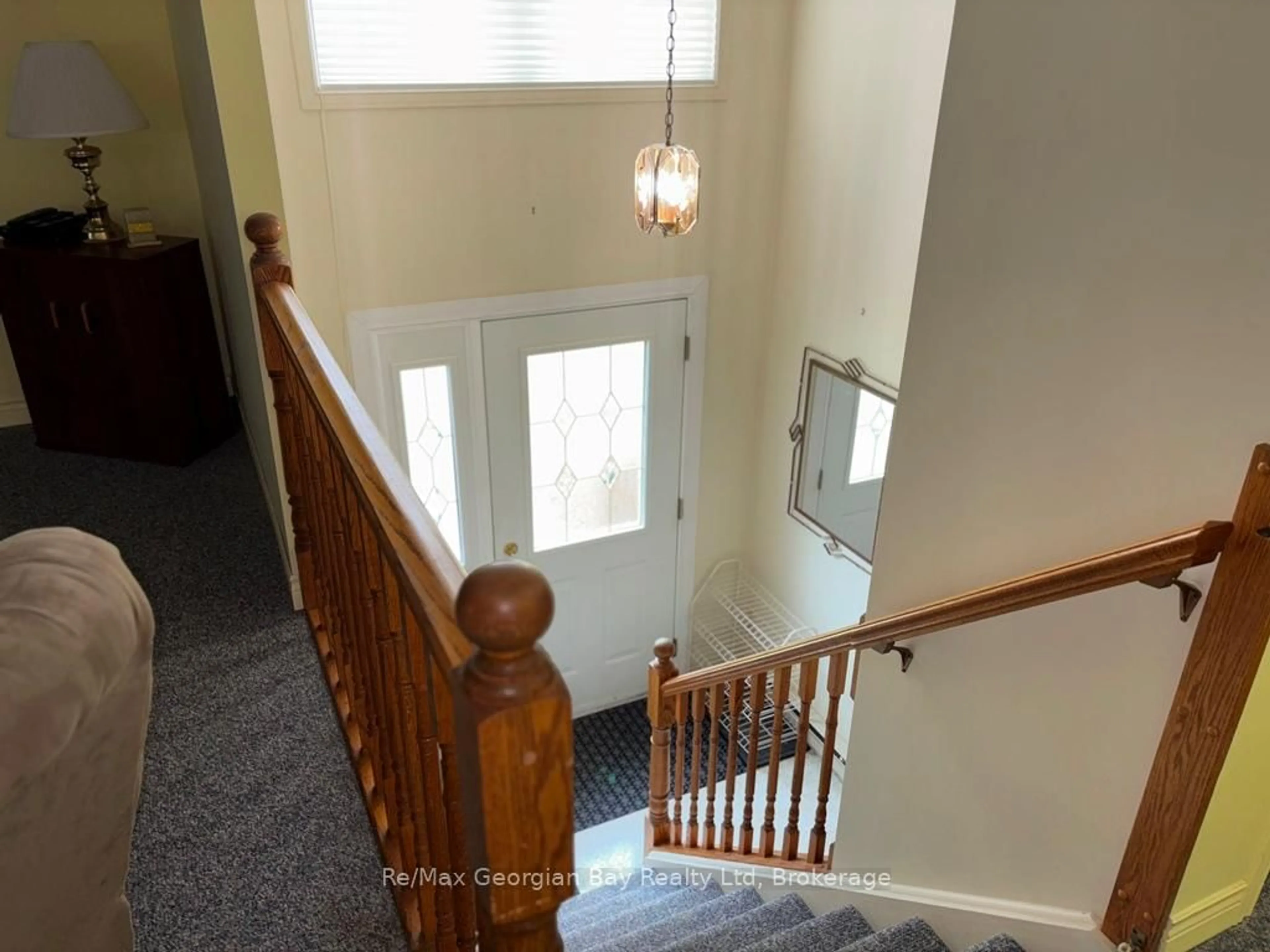 Indoor foyer for 325 OUIDA St, Tay Ontario L0K 2C0