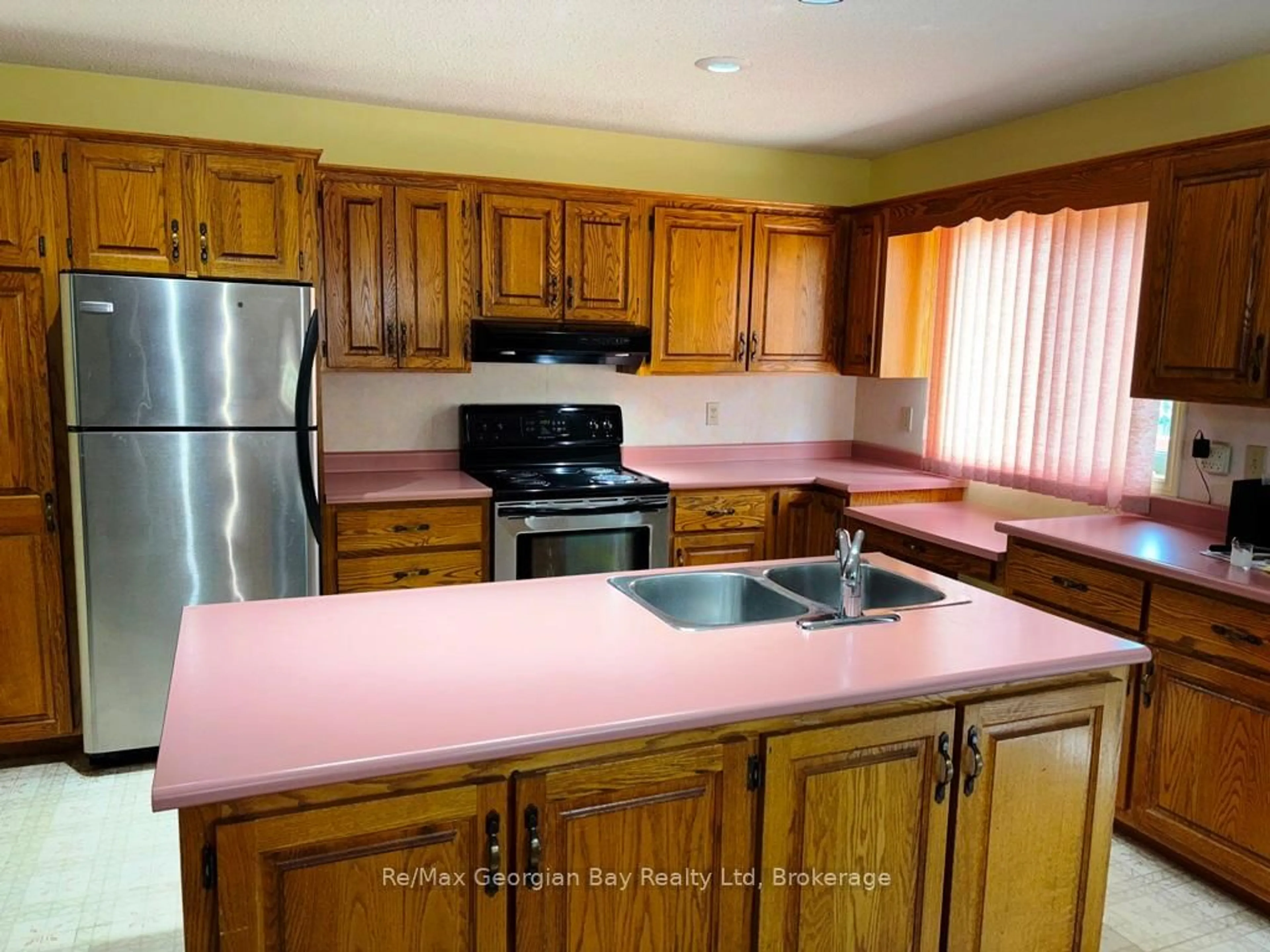 Standard kitchen, unknown for 325 OUIDA St, Tay Ontario L0K 2C0