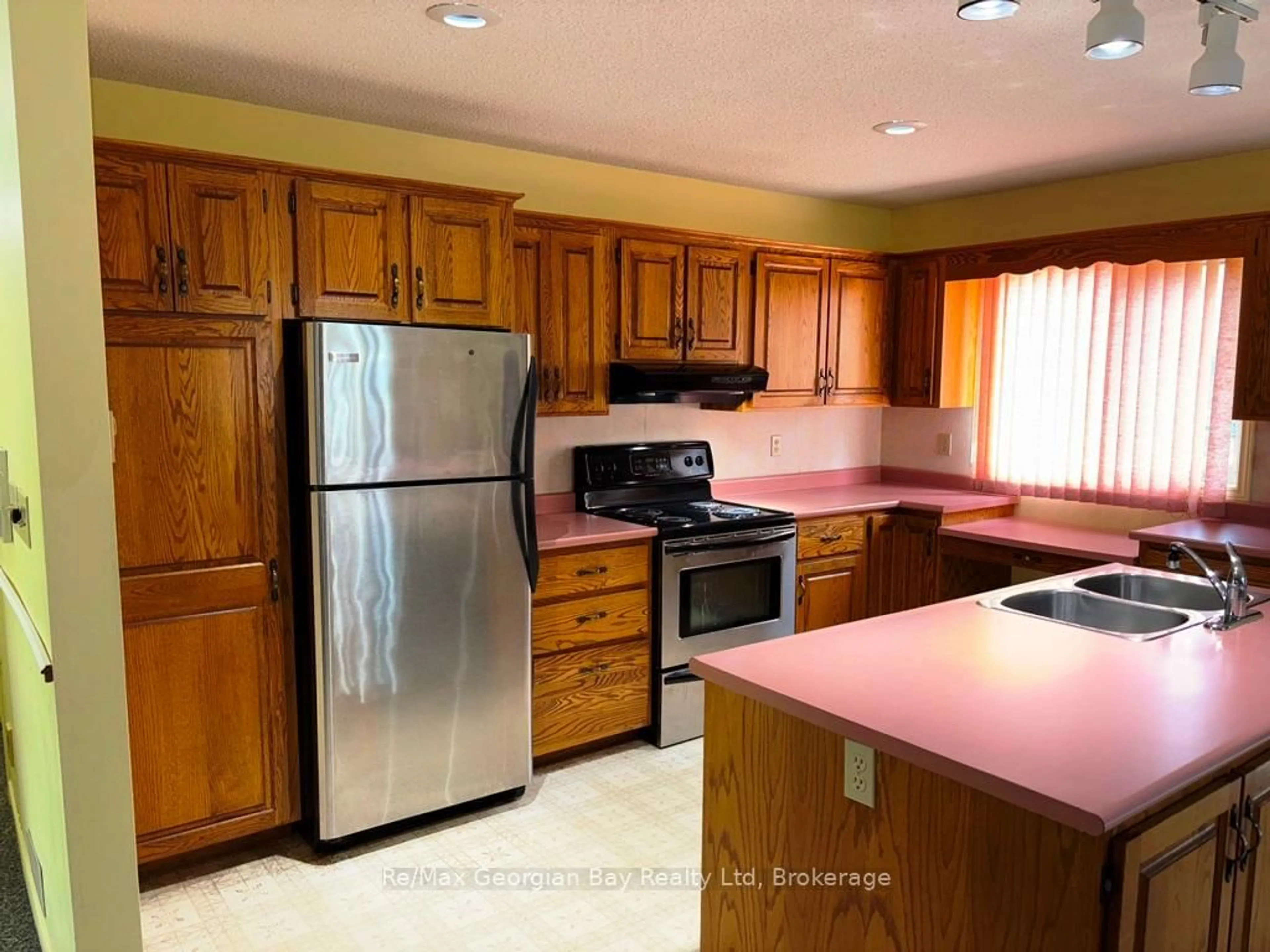 Standard kitchen, unknown for 325 OUIDA St, Tay Ontario L0K 2C0