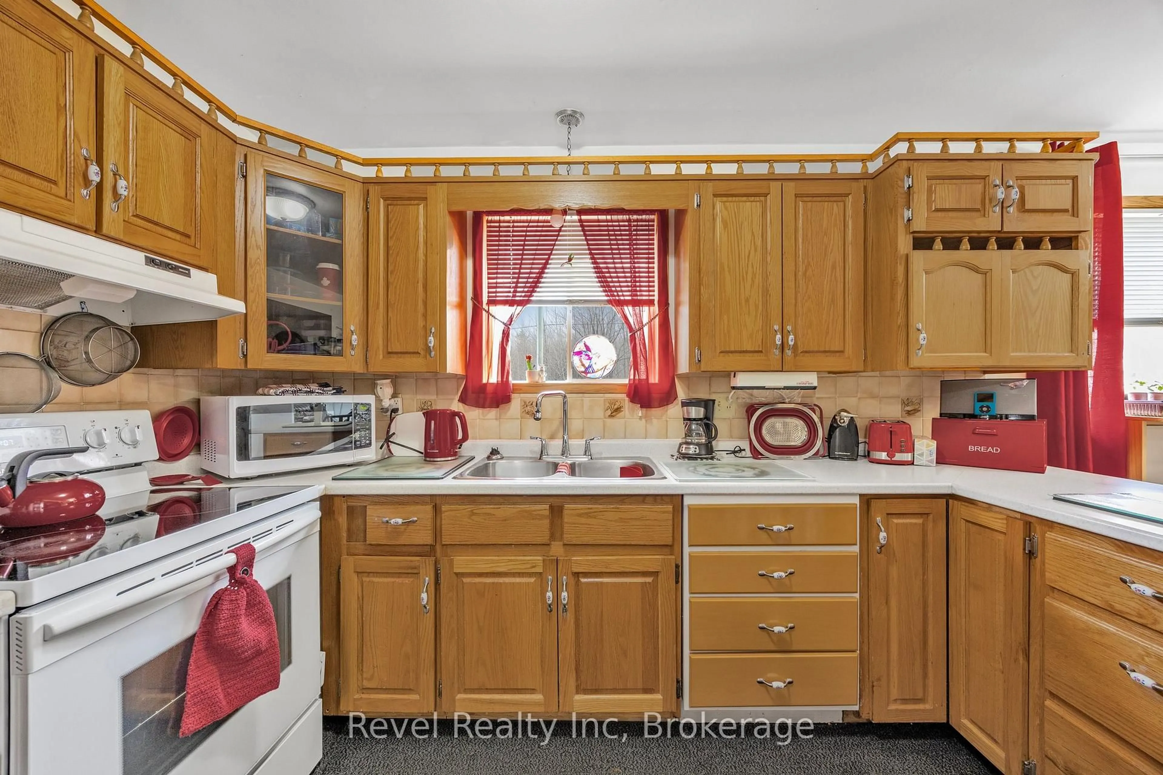 Standard kitchen, ceramic/tile floor for 1710 GOLF LINK Rd, Tiny Ontario L0L 2J0