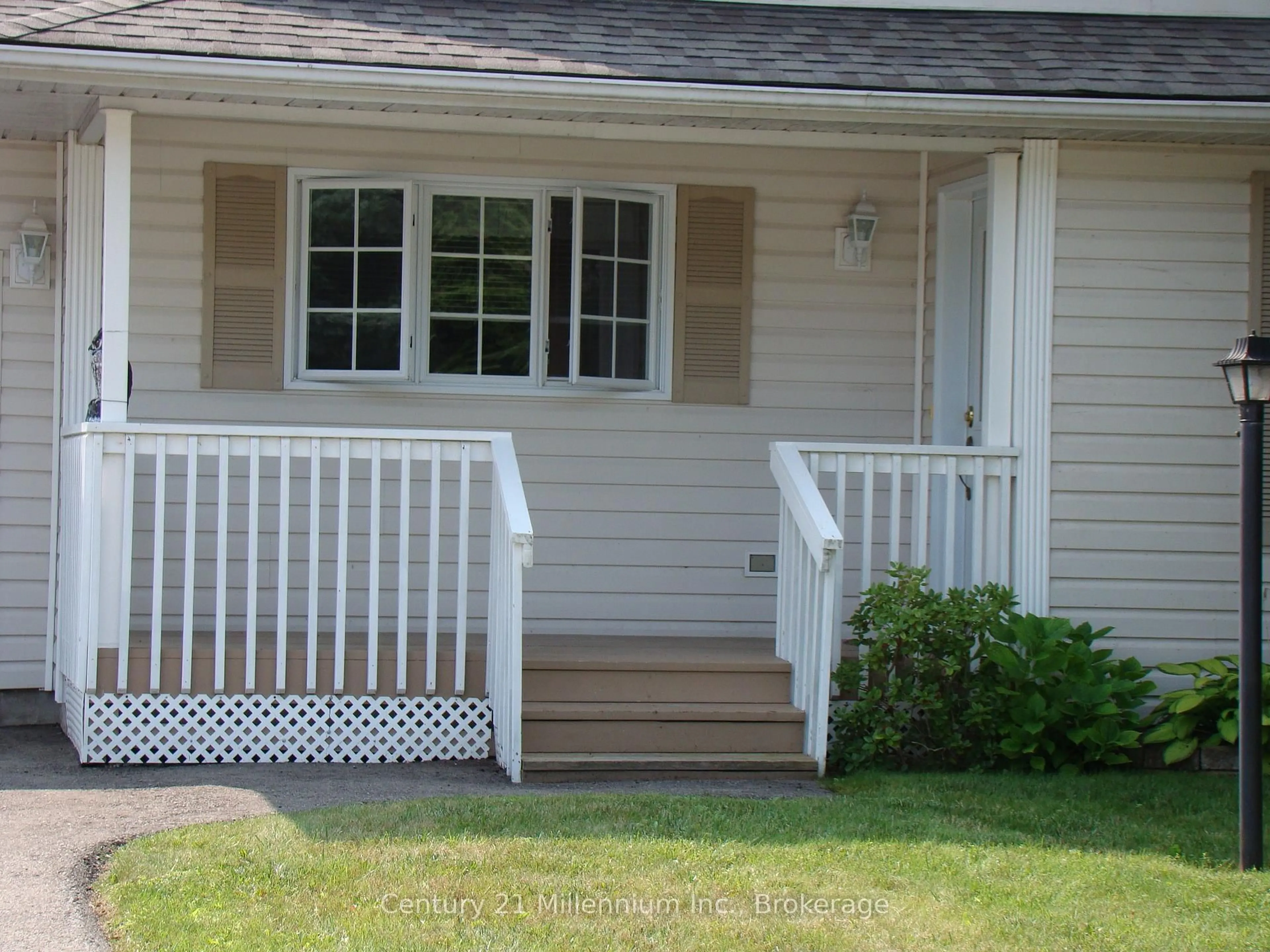 Home with vinyl exterior material, street for 74 Pennsylvania Ave, Wasaga Beach Ontario L9Z 3A8
