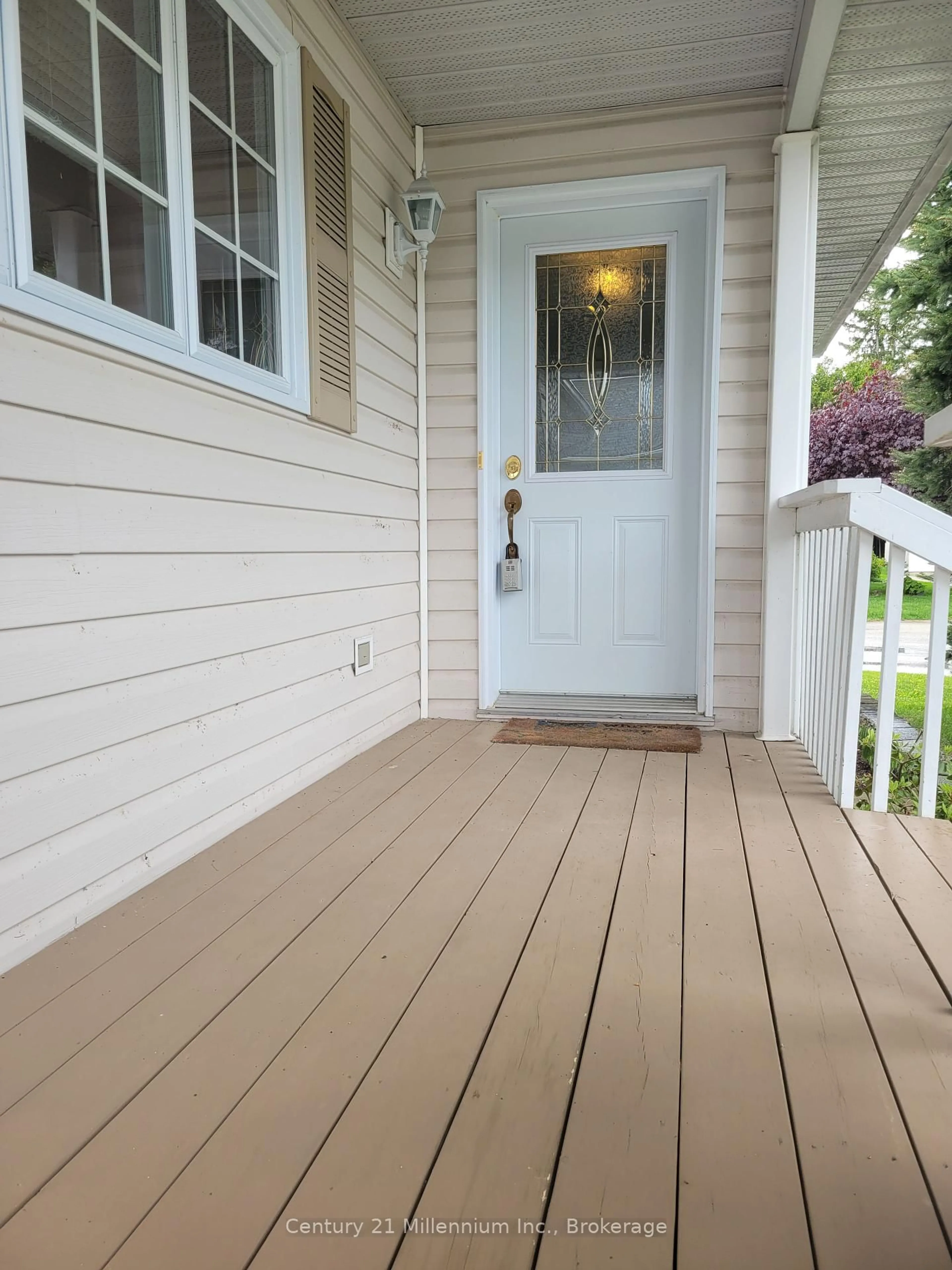Home with vinyl exterior material, street for 74 Pennsylvania Ave, Wasaga Beach Ontario L9Z 3A8