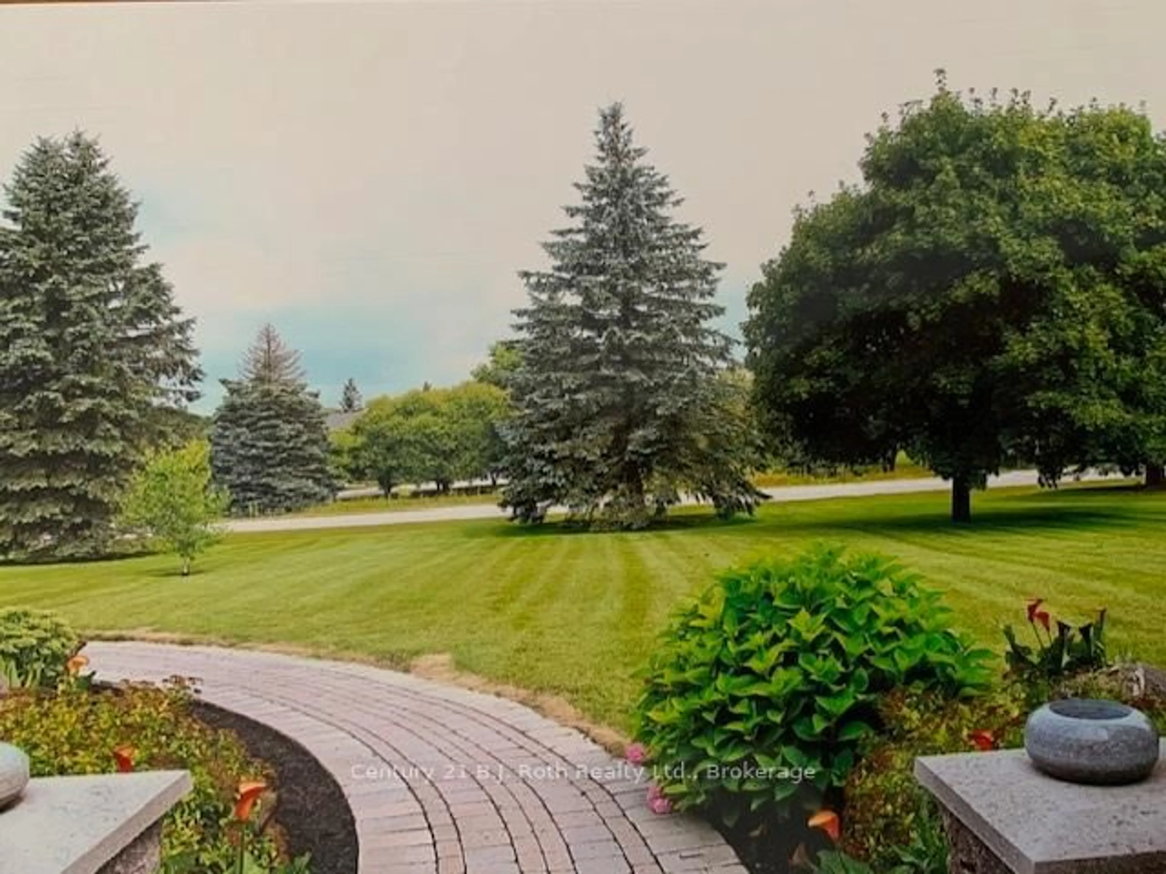 A pic from outside/outdoor area/front of a property/back of a property/a pic from drone, mountain view for 1057 Hurlwood Lane Lane, Severn Ontario L3V 6H4