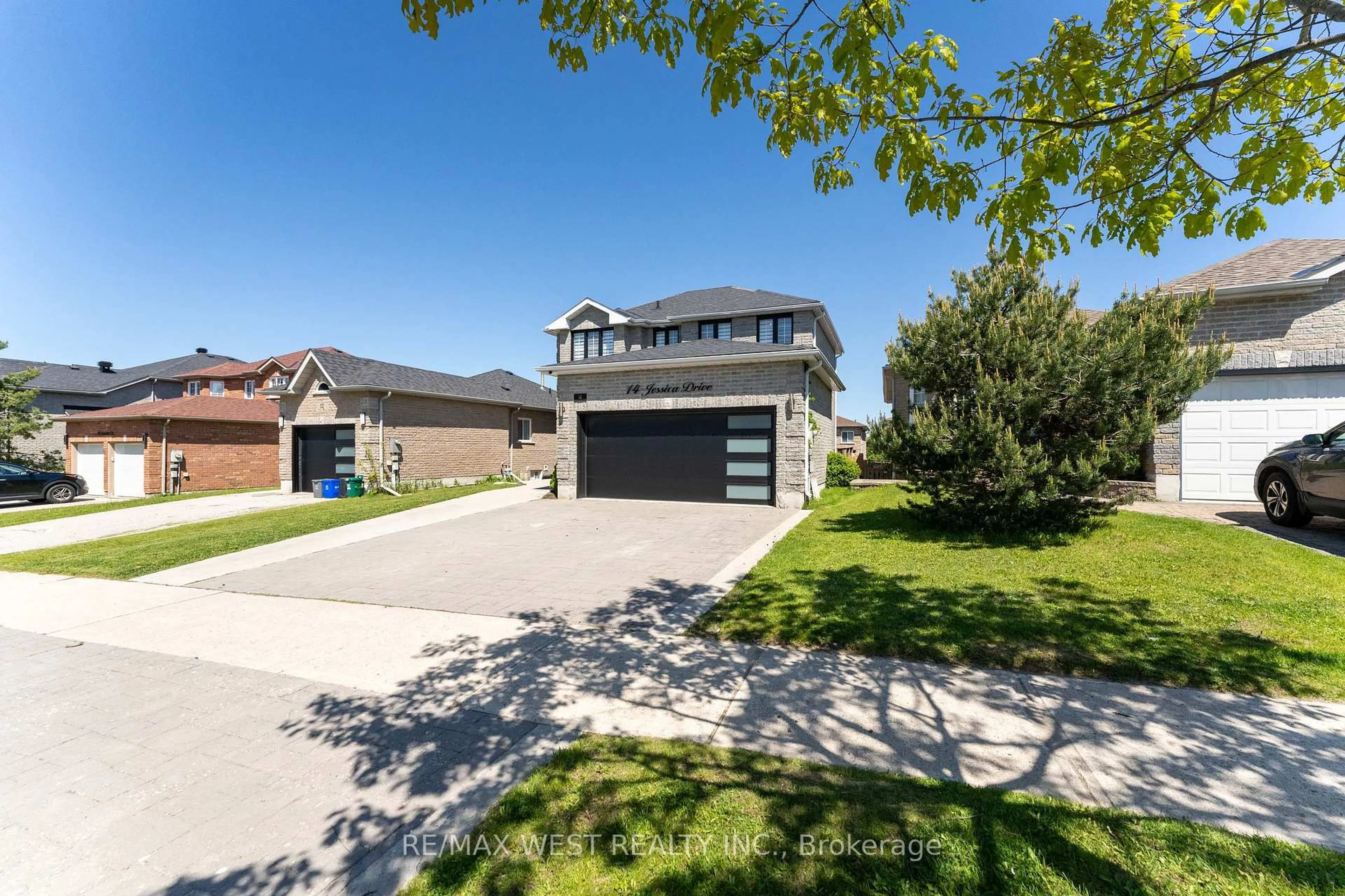 A pic from outside/outdoor area/front of a property/back of a property/a pic from drone, street for 14 Jessica Dr, Barrie Ontario L4N 5S5