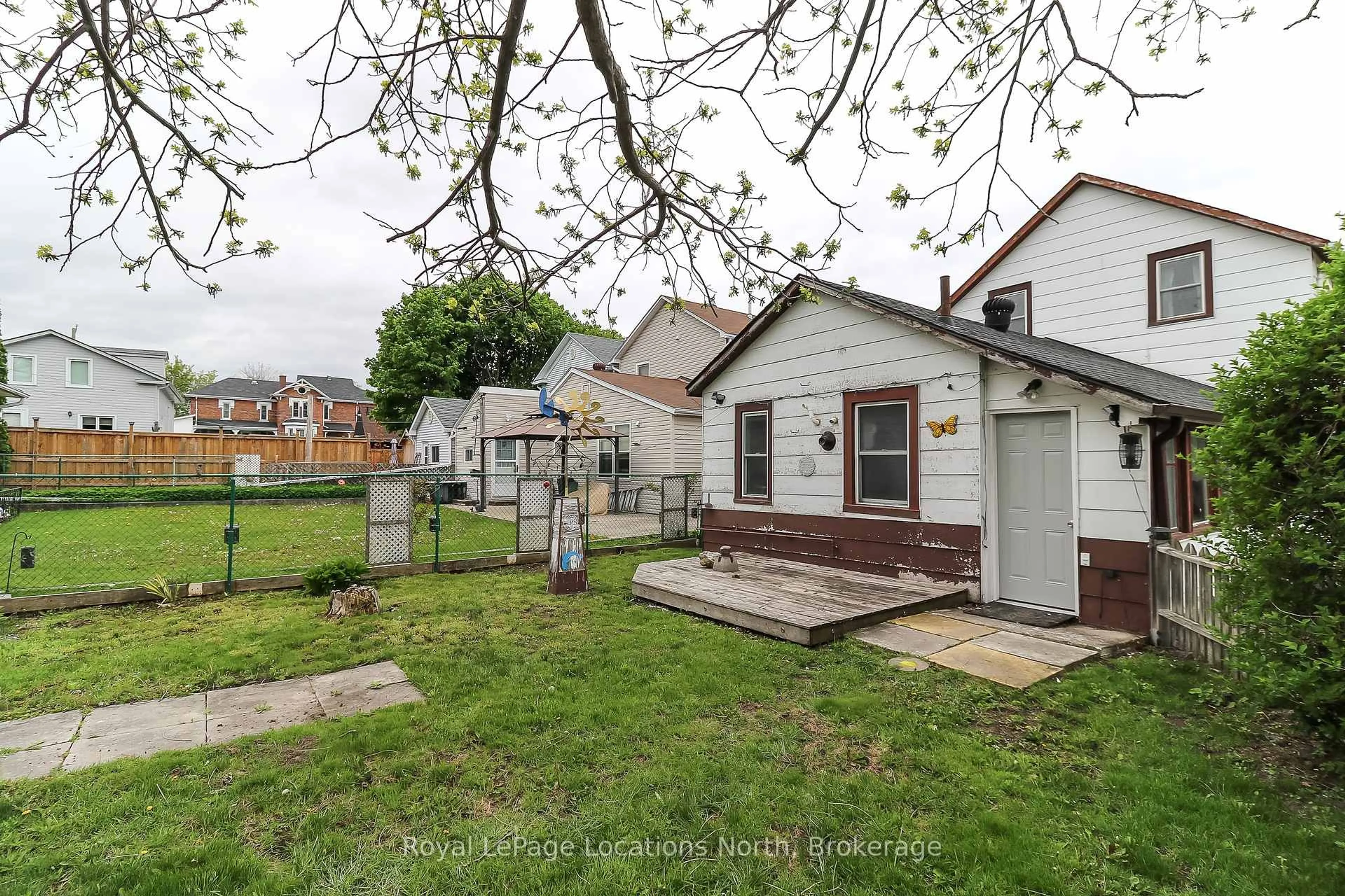 A pic from outside/outdoor area/front of a property/back of a property/a pic from drone, street for 252 Simcoe St, Collingwood Ontario L9Y 1J3