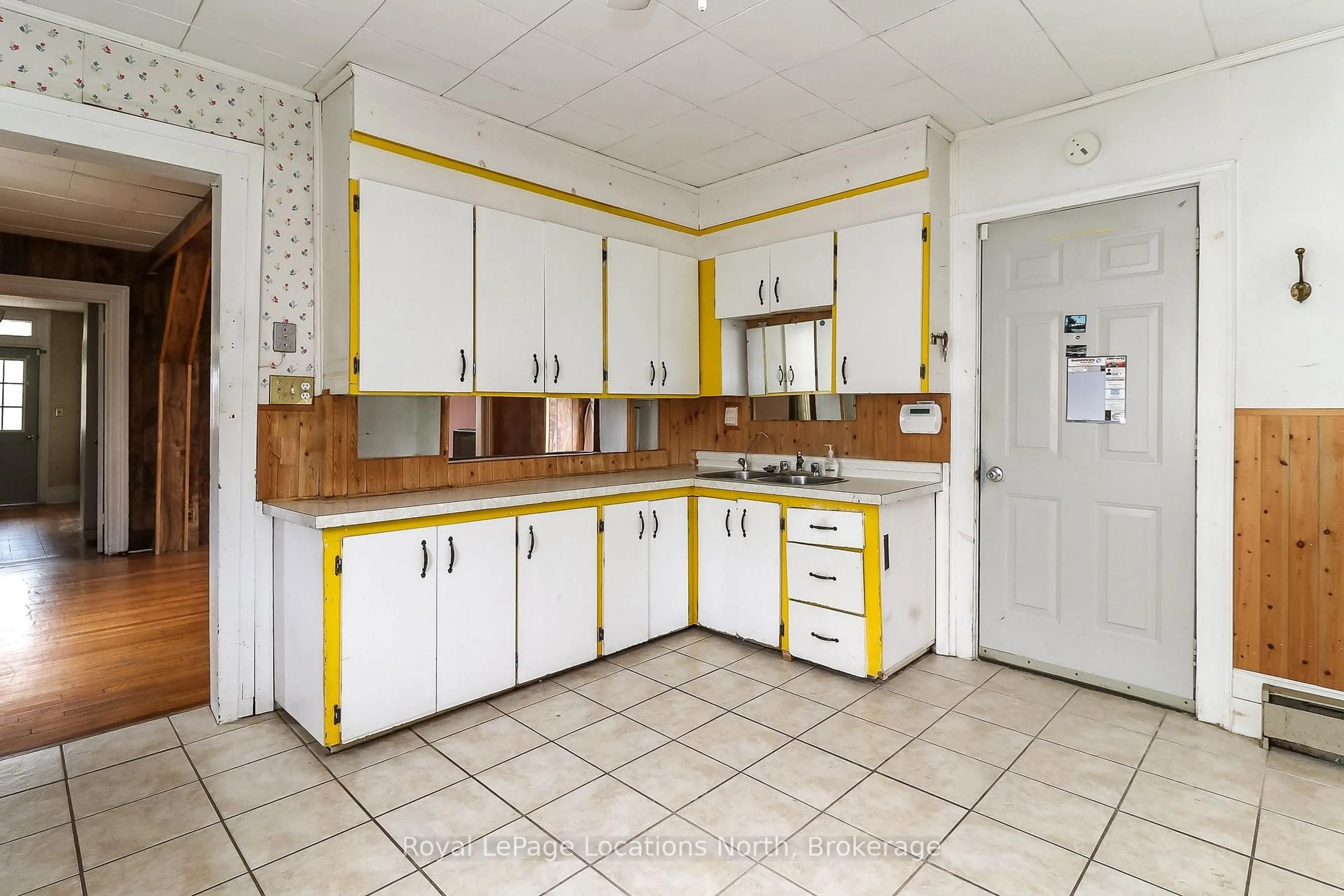 Standard kitchen, unknown for 252 Simcoe St, Collingwood Ontario L9Y 1J3