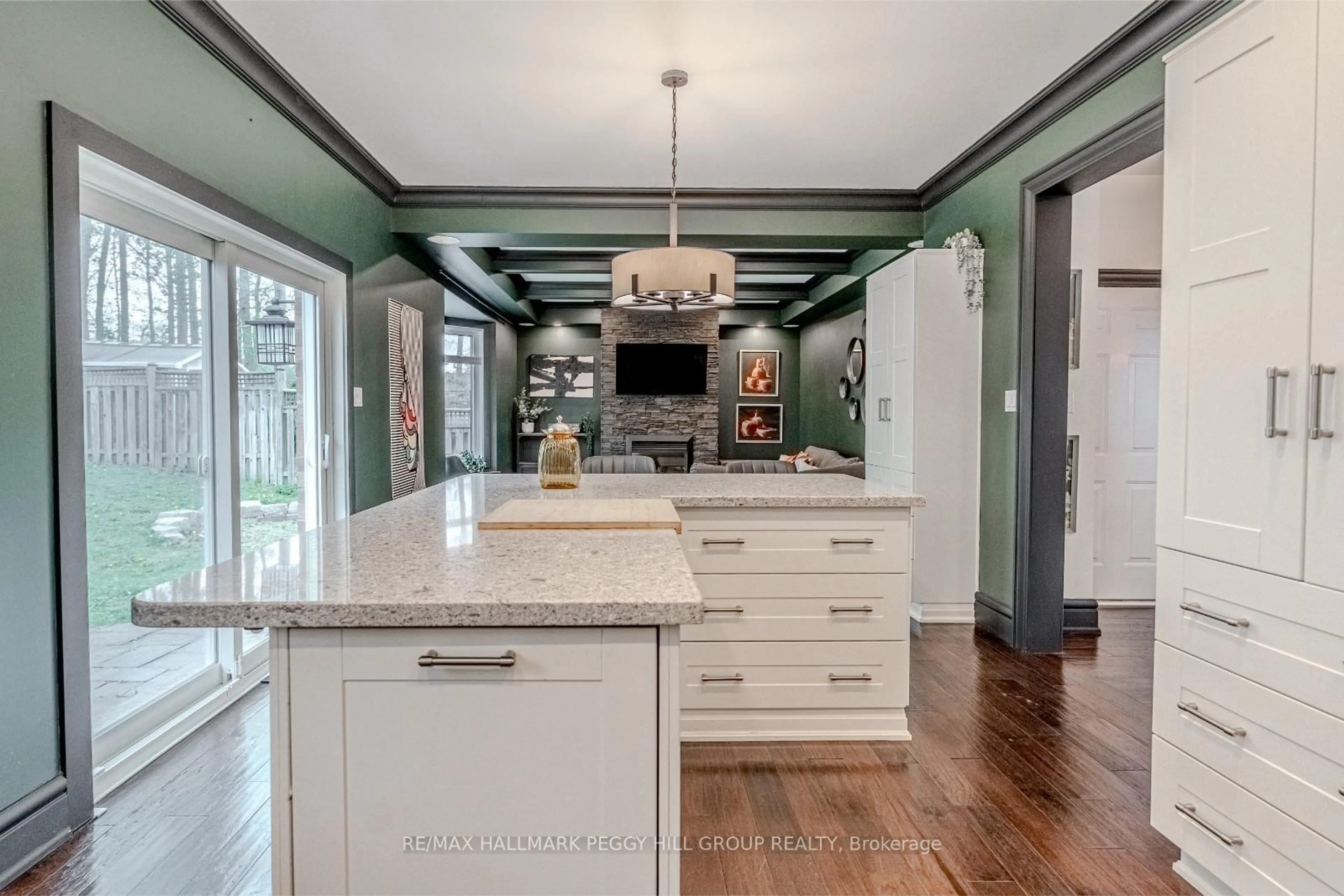 Open concept kitchen, ceramic/tile floor for 8 Thrushwood Dr, Barrie Ontario L4N 0Z1