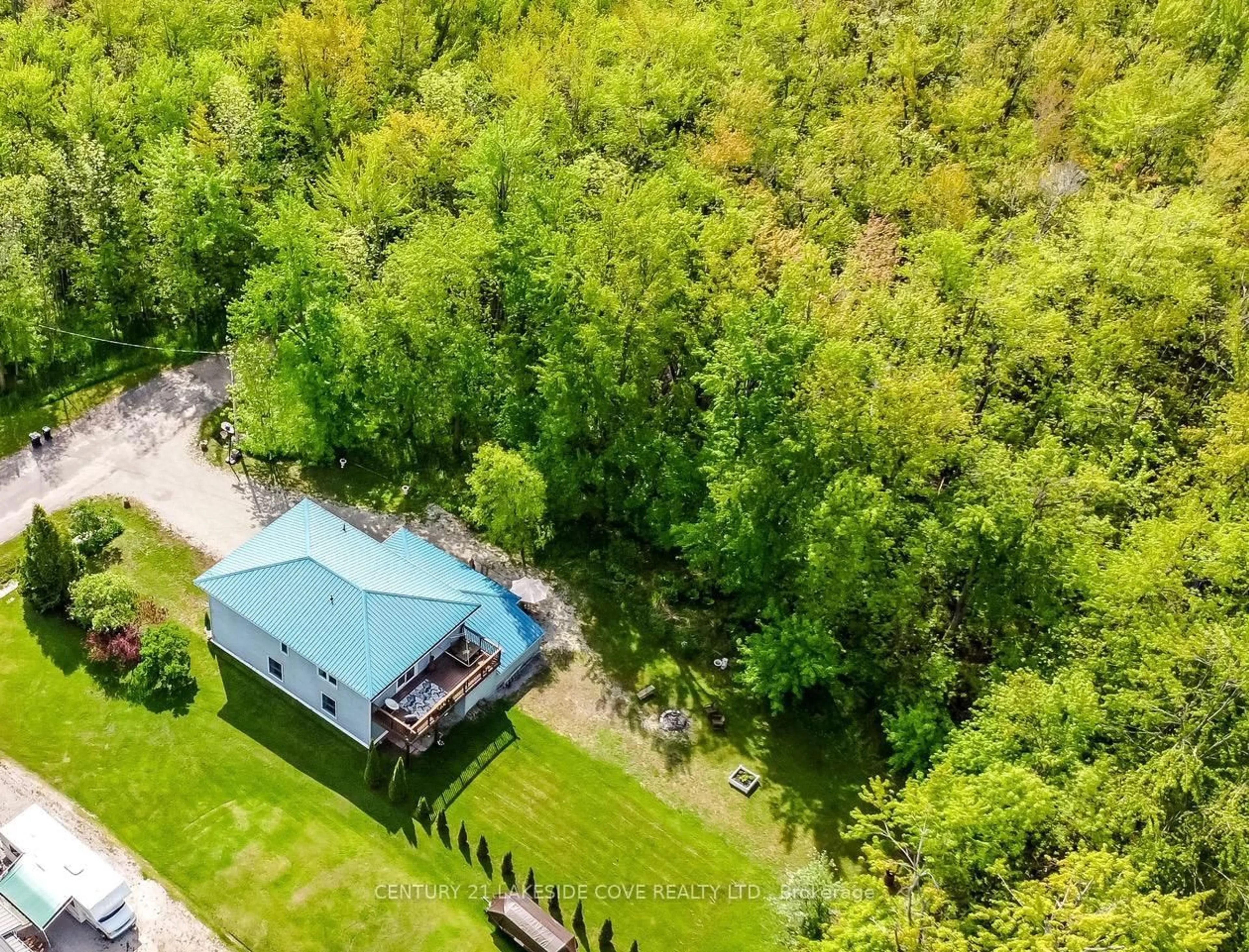 A pic from outside/outdoor area/front of a property/back of a property/a pic from drone, unknown for 3976 Woodland Dr, Ramara Ontario L3V 6H7