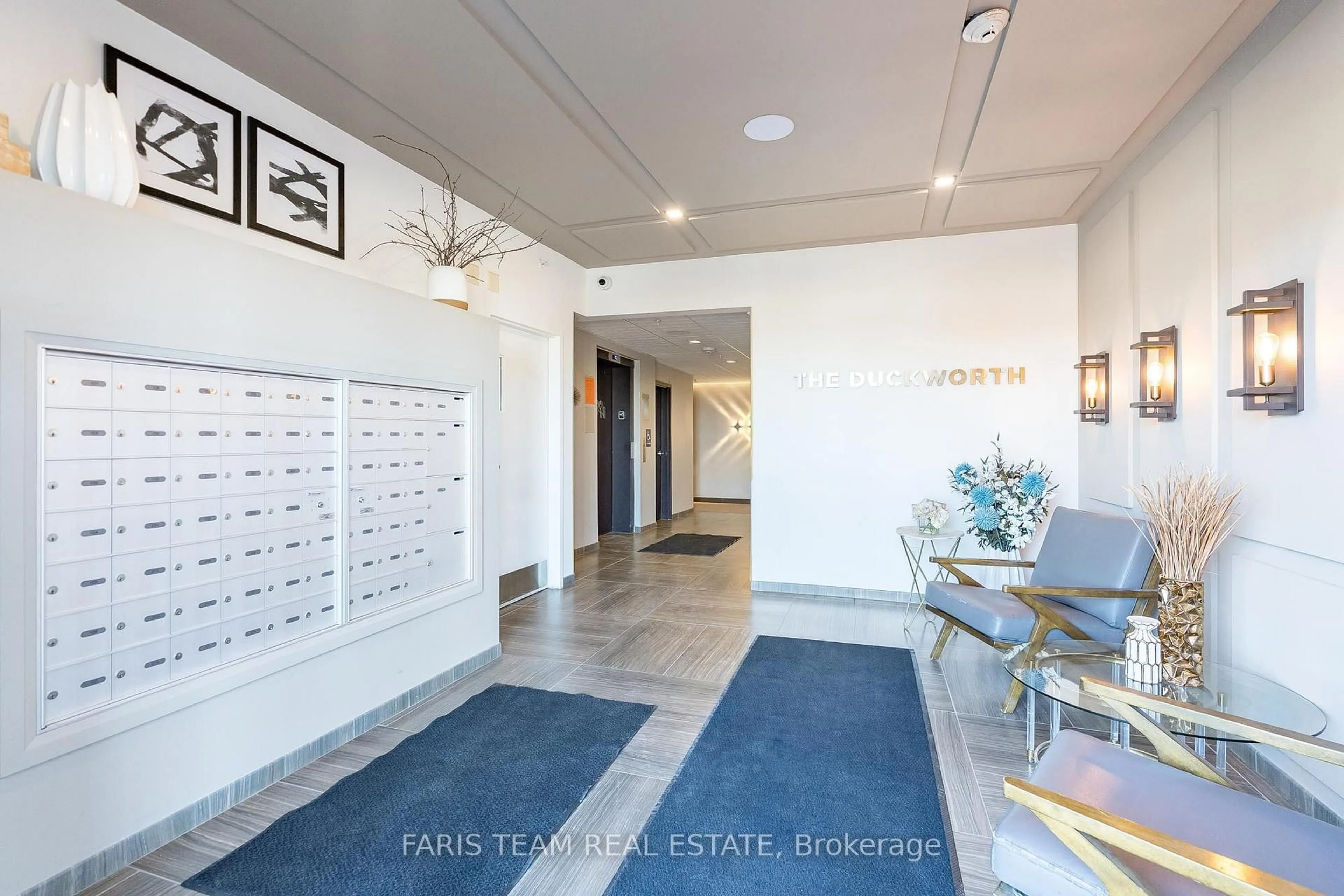 Indoor foyer for 299 Cundles Rd #206, Barrie Ontario L4M 0K9