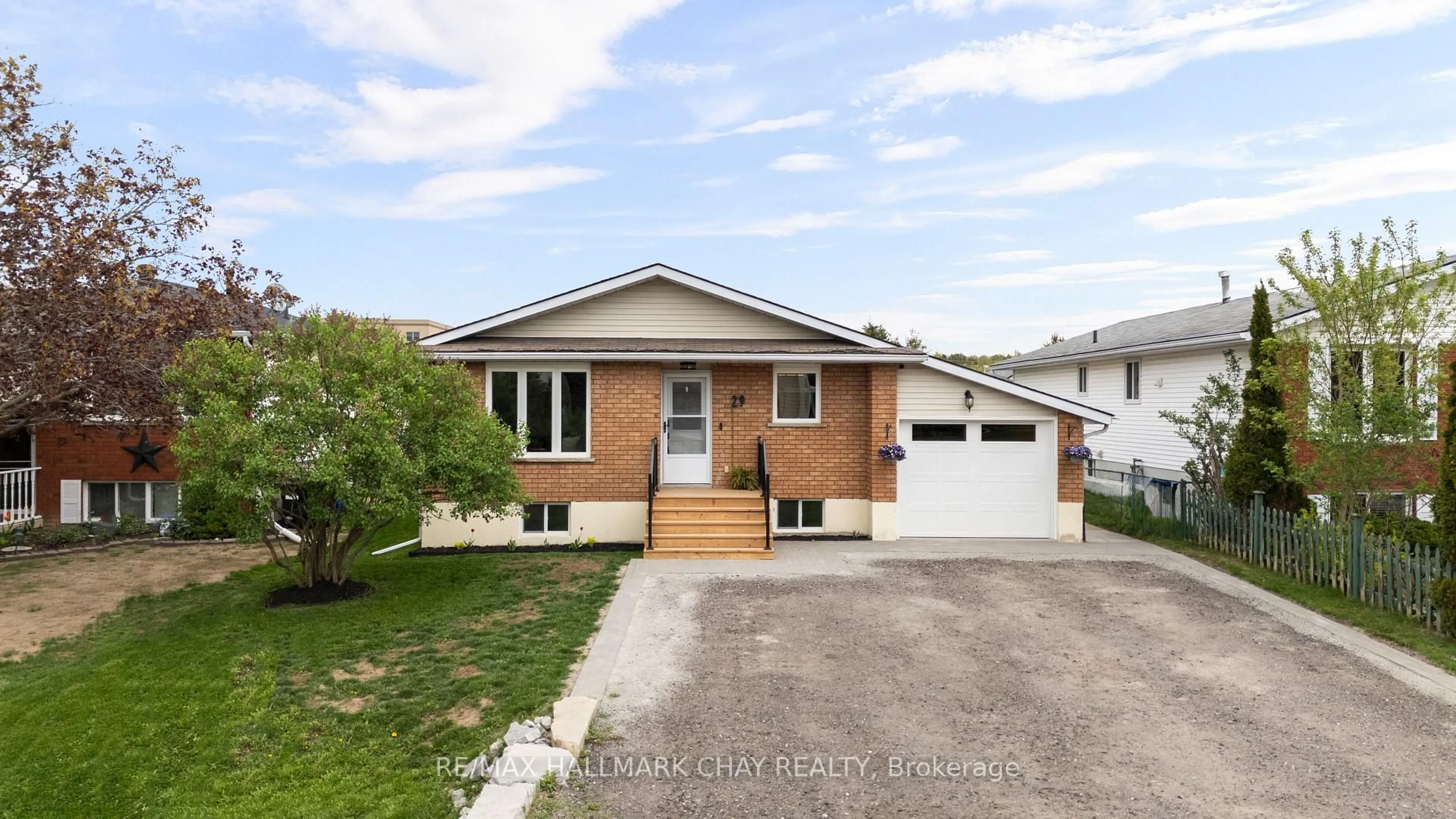 Home with vinyl exterior material, street for 29 Jennings Dr, Penetanguishene Ontario L9M 1K2