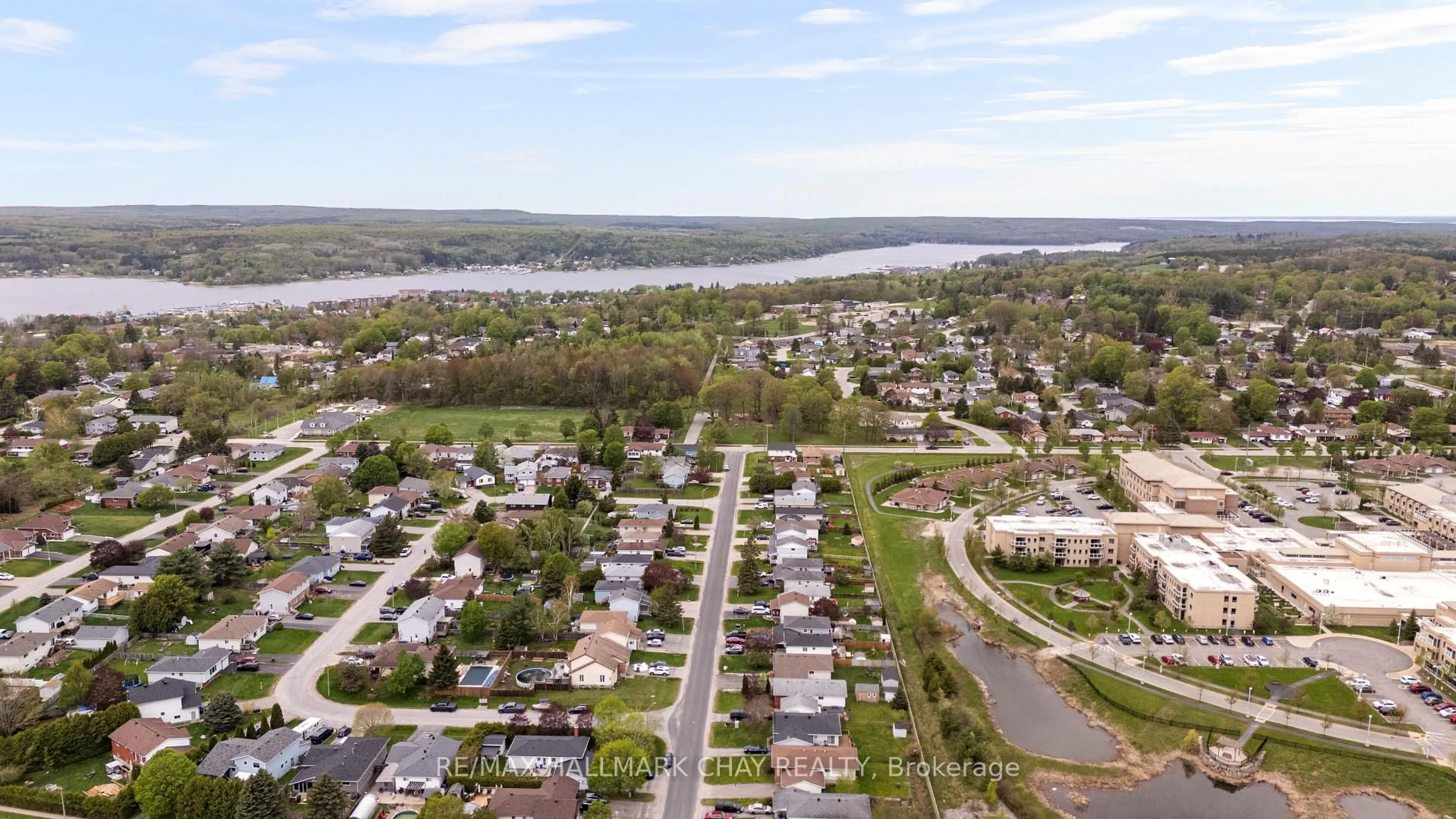 A pic from outside/outdoor area/front of a property/back of a property/a pic from drone, water/lake/river/ocean view for 29 Jennings Dr, Penetanguishene Ontario L9M 1K2