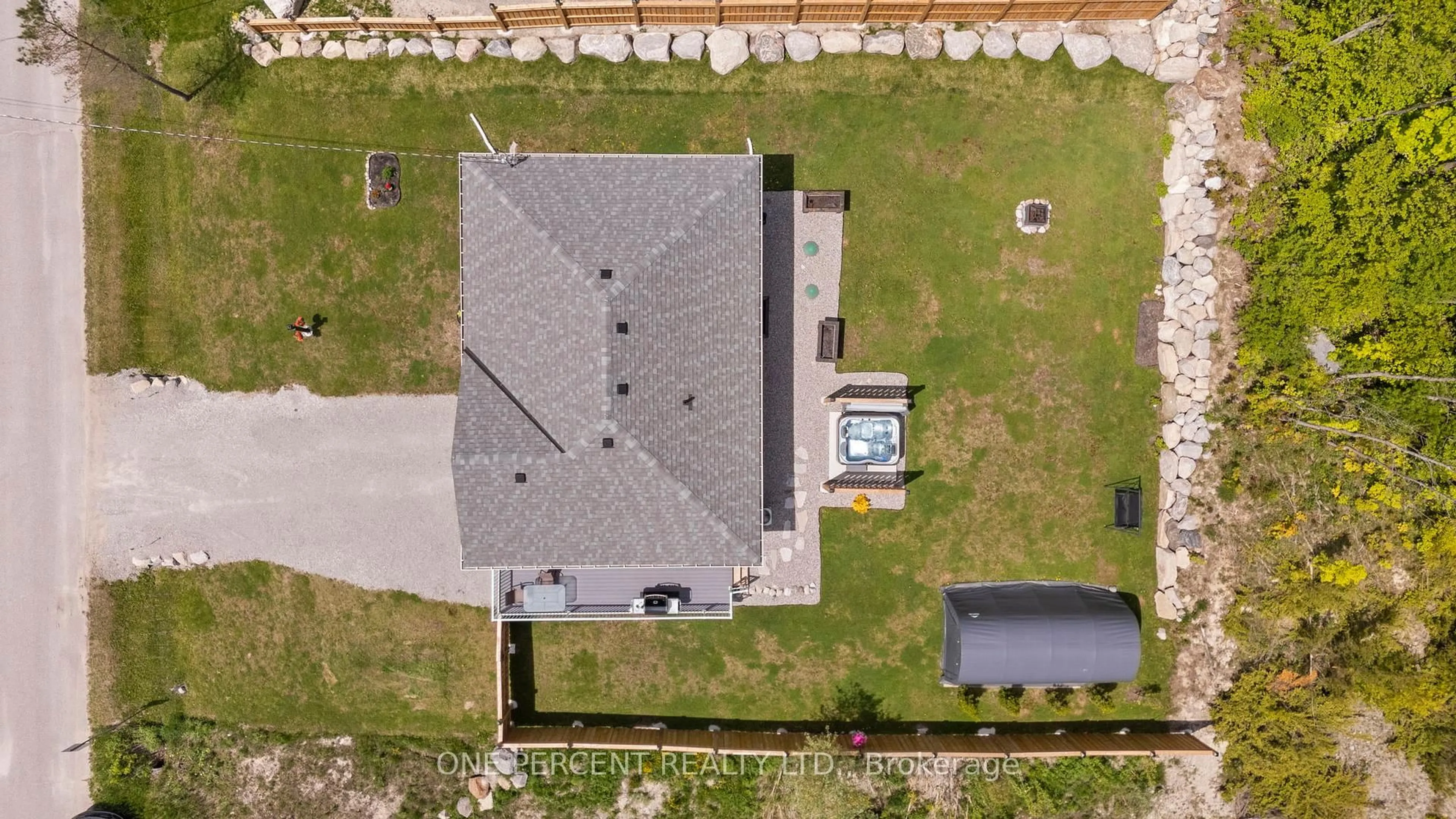 A pic from outside/outdoor area/front of a property/back of a property/a pic from drone, building for 37 Easton Ave, Tay Ontario L0K 1R0