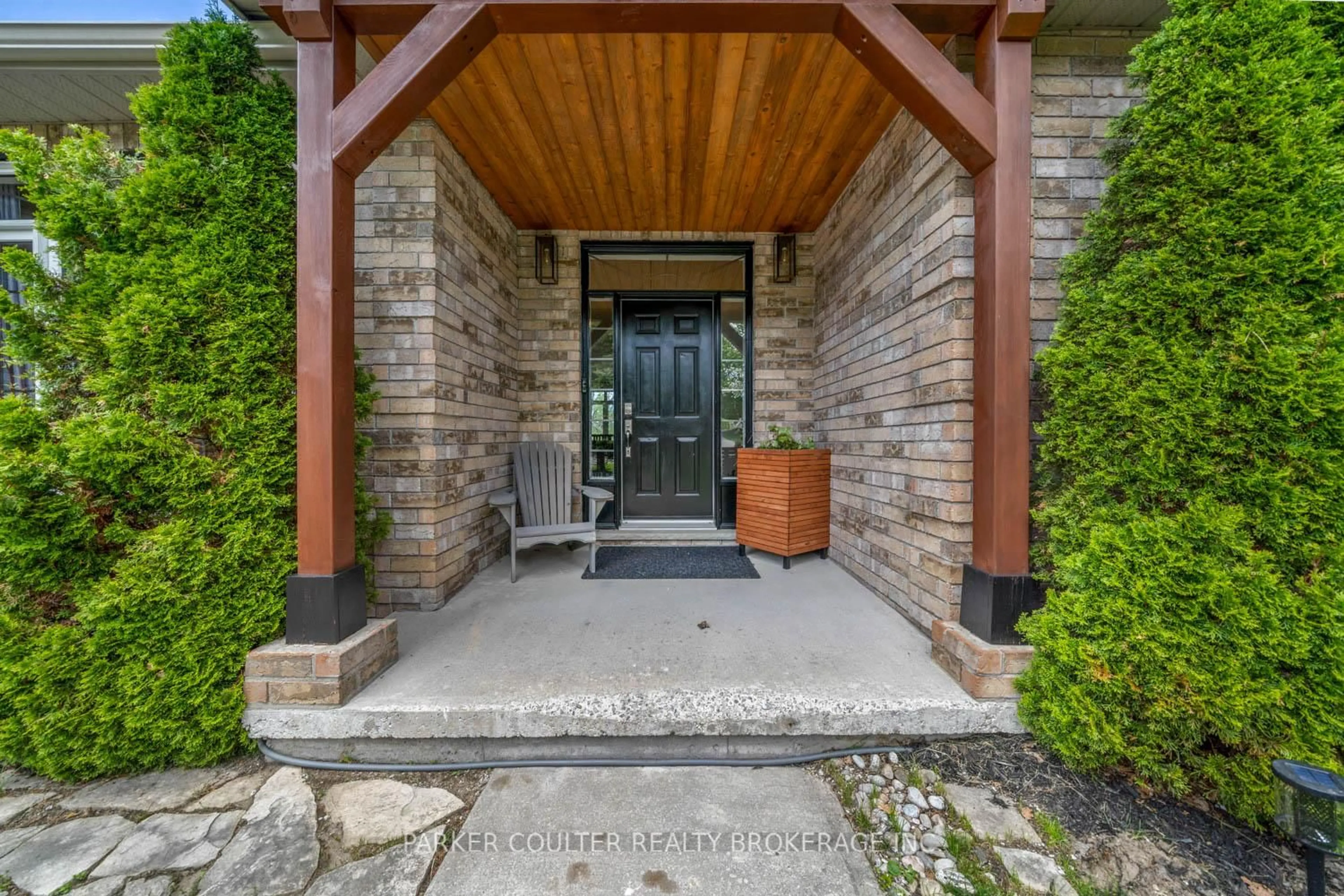 Indoor entryway for 102 Highland Dr, Oro-Medonte Ontario L0L 2L0