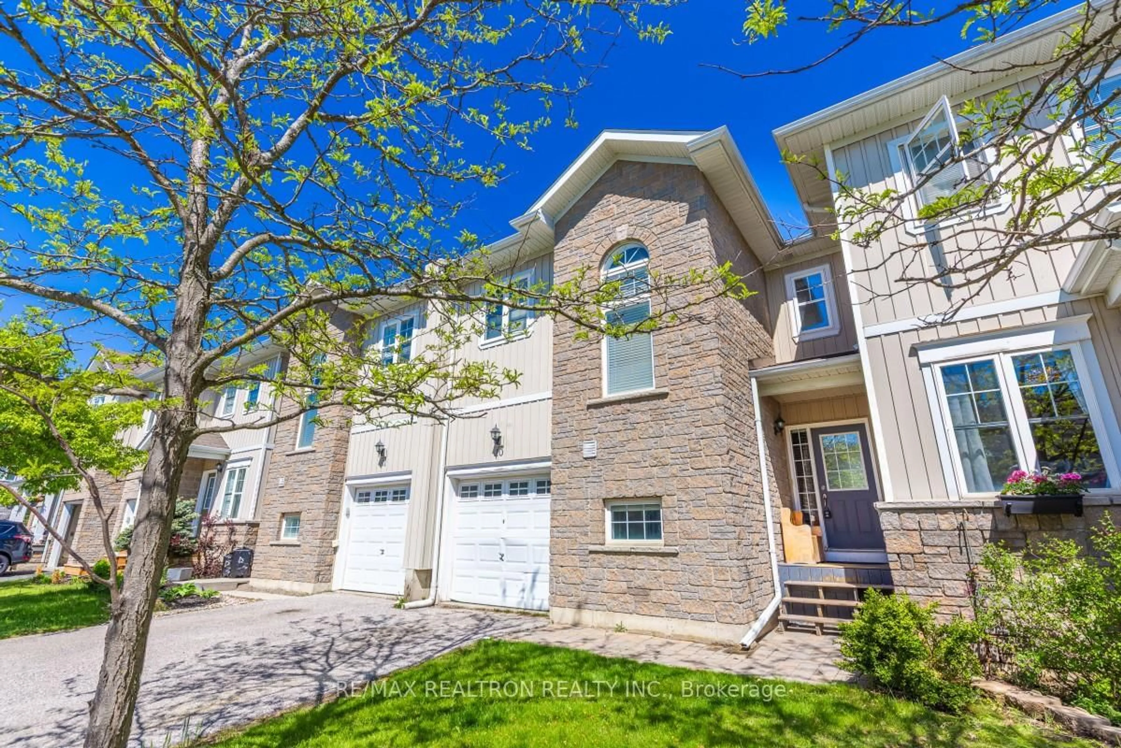 Home with brick exterior material, street for 800 West Ridge Blvd #10, Orillia Ontario L3V 0A1