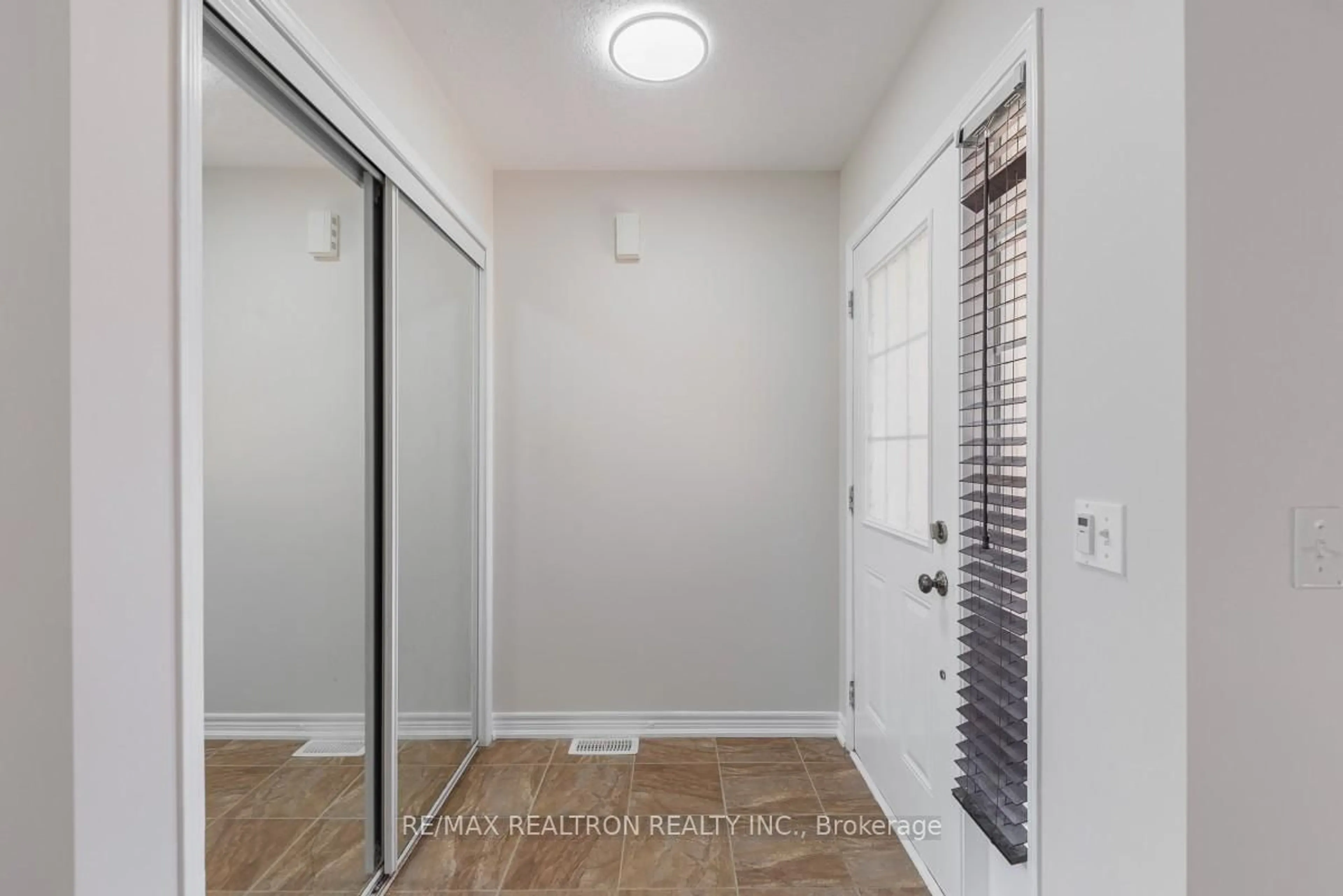 Indoor entryway for 800 West Ridge Blvd #10, Orillia Ontario L3V 0A1