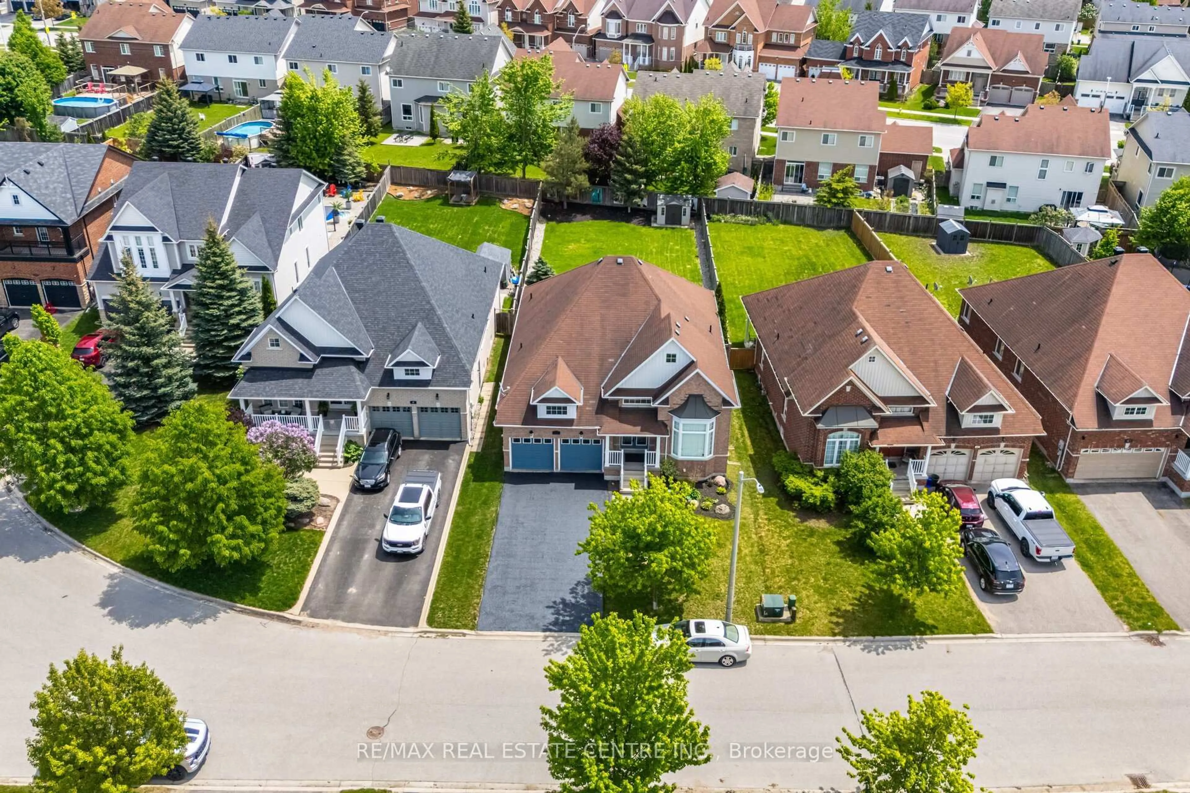 A pic from outside/outdoor area/front of a property/back of a property/a pic from drone, street for 47 Regalia Way, Barrie Ontario L4M 7H8