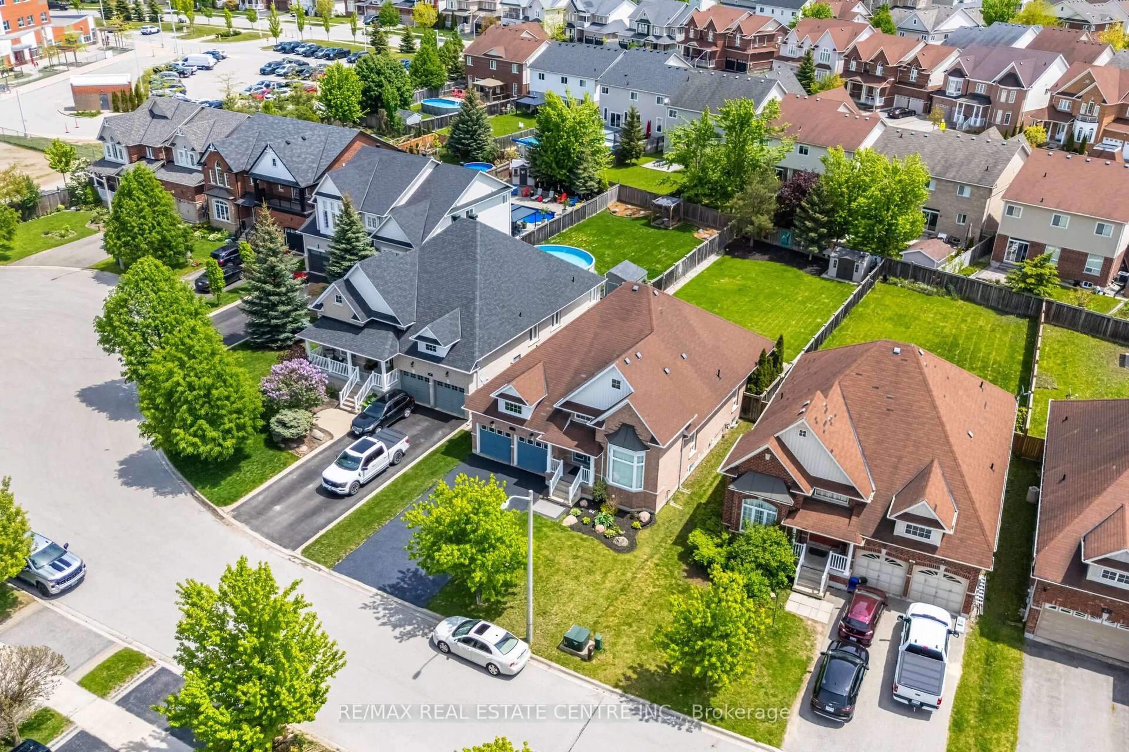 A pic from outside/outdoor area/front of a property/back of a property/a pic from drone, street for 47 Regalia Way, Barrie Ontario L4M 7H8