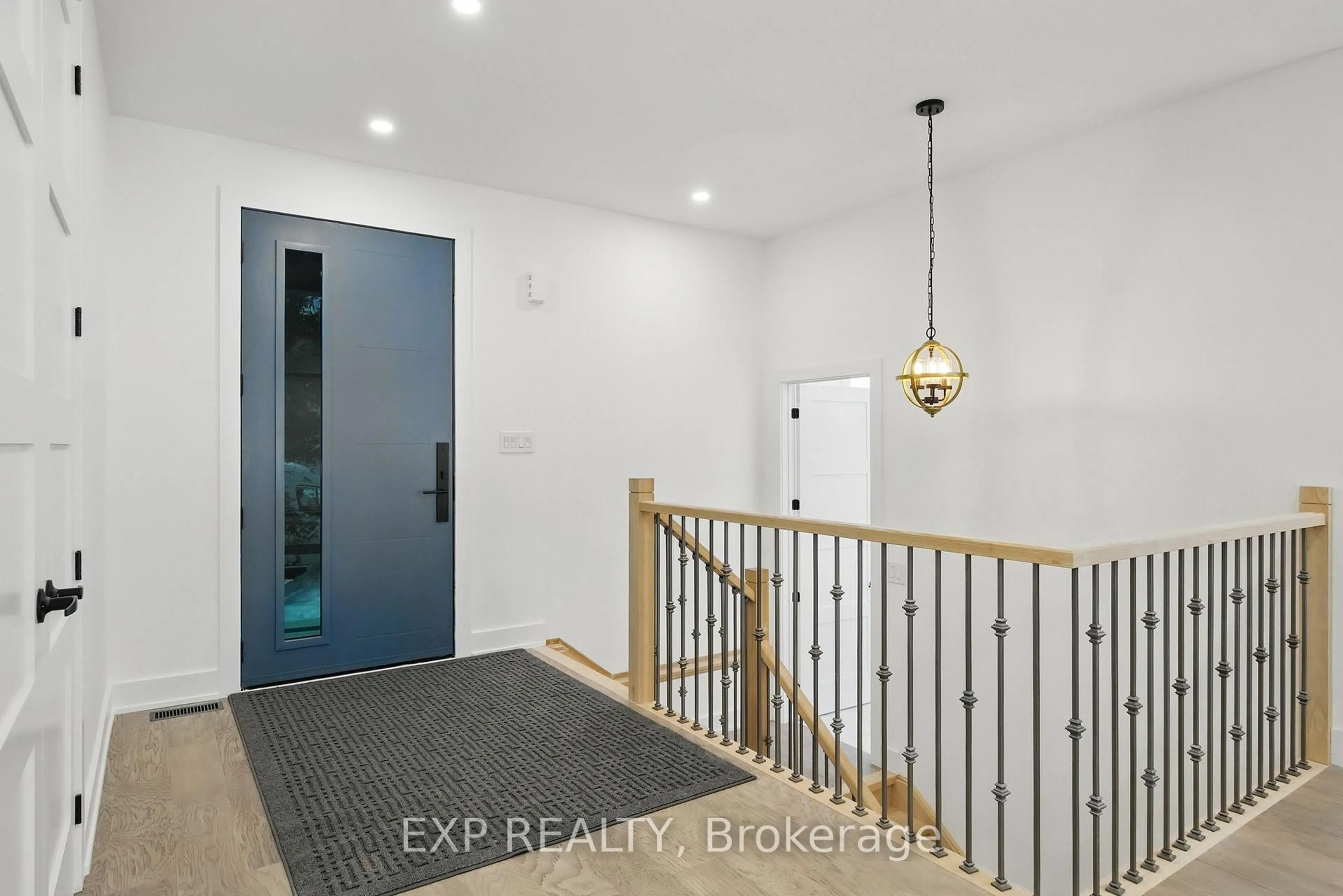 Indoor entryway for 48 Iroquois Cres, Tiny Ontario L9M 0C6